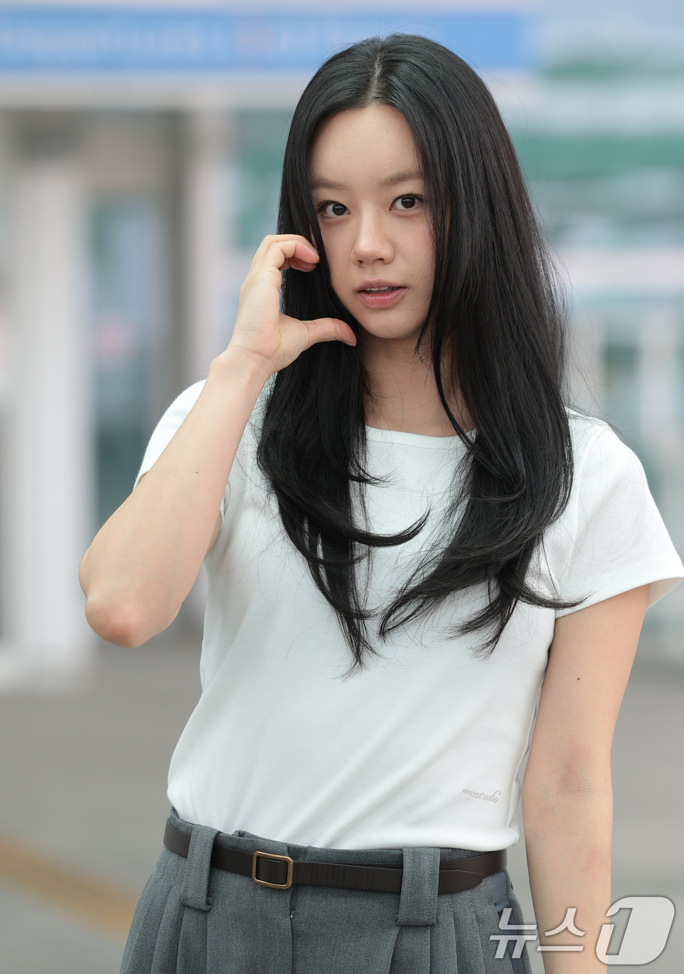(인천공항=뉴스1) 권현진 기자 = 배우 혜리가 해외 일정을 위해 28일 인천국제공항을 통해 홍콩으로 출국하기 전 인사를 하고 있다. 2026.8.28/뉴스1