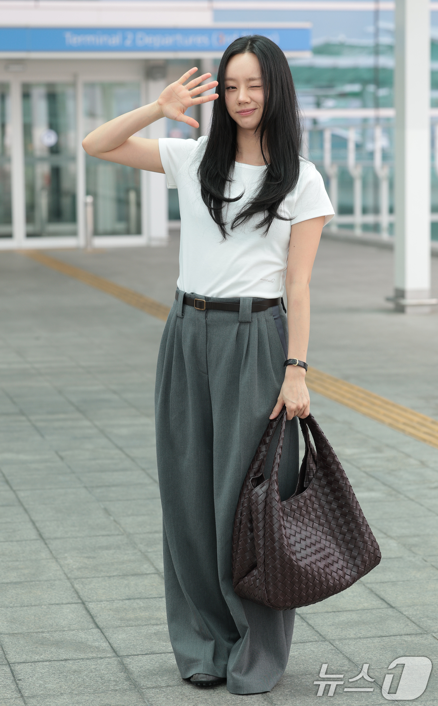 (인천공항=뉴스1) 권현진 기자 = 배우 혜리가 해외 일정을 위해 28일 인천국제공항을 통해 홍콩으로 출국하기 전 인사를 하고 있다. 2026.8.28/뉴스1