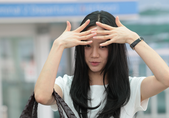 혜리, 출국