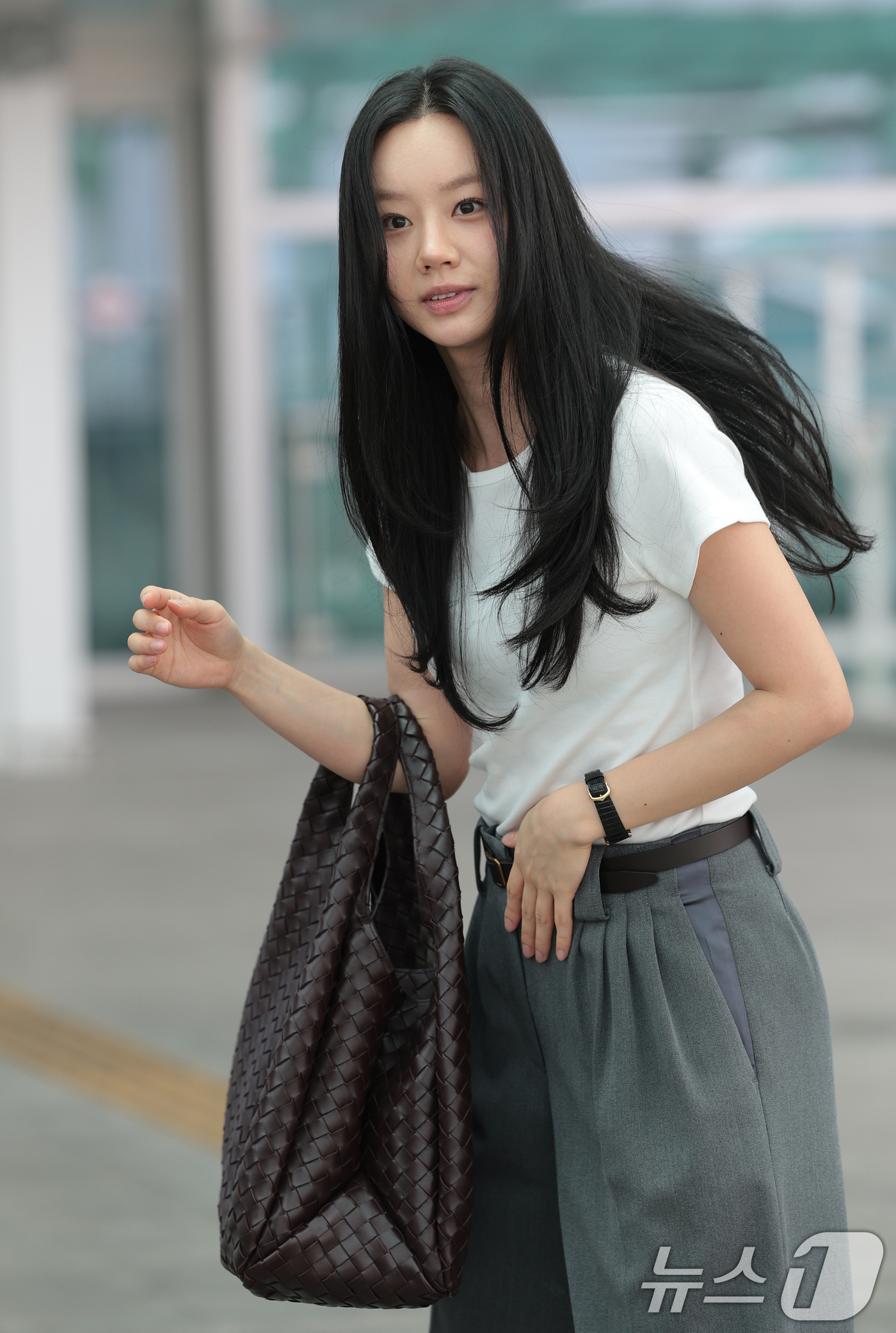 (인천공항=뉴스1) 권현진 기자 = 배우 혜리가 해외 일정을 위해 28일 인천국제공항을 통해 홍콩으로 출국하기 전 인사를 하고 있다. 2026.8.28/뉴스1