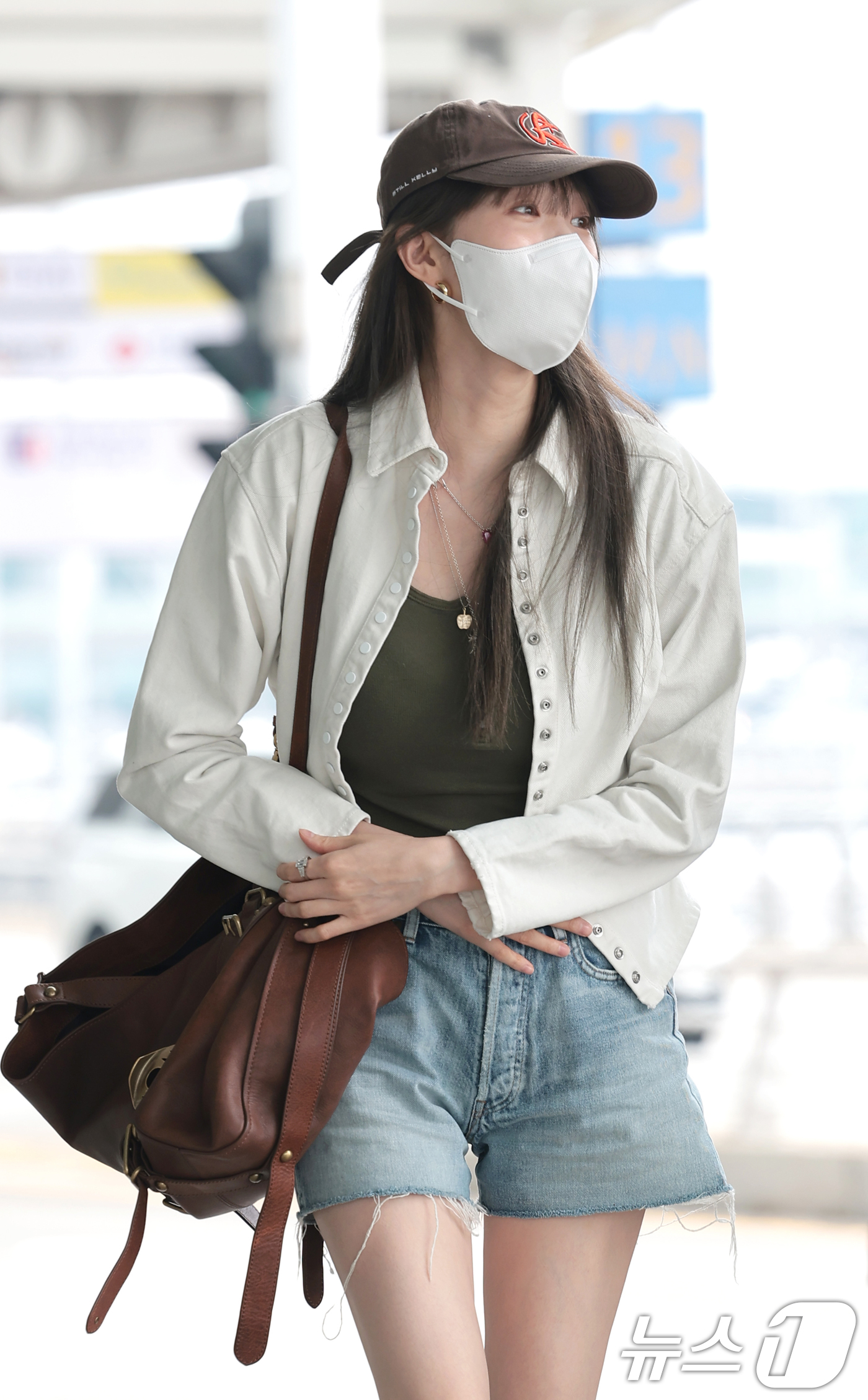 (인천공항=뉴스1) 권현진 기자 = 배우 이성경이 해외 일정을 위해 28일 인천국제공항을 통해 마카오로 출국하고 있다. 2026.8.28/뉴스1
