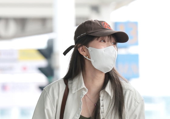 이성경, 작은 얼굴에 너무 큰 마스크