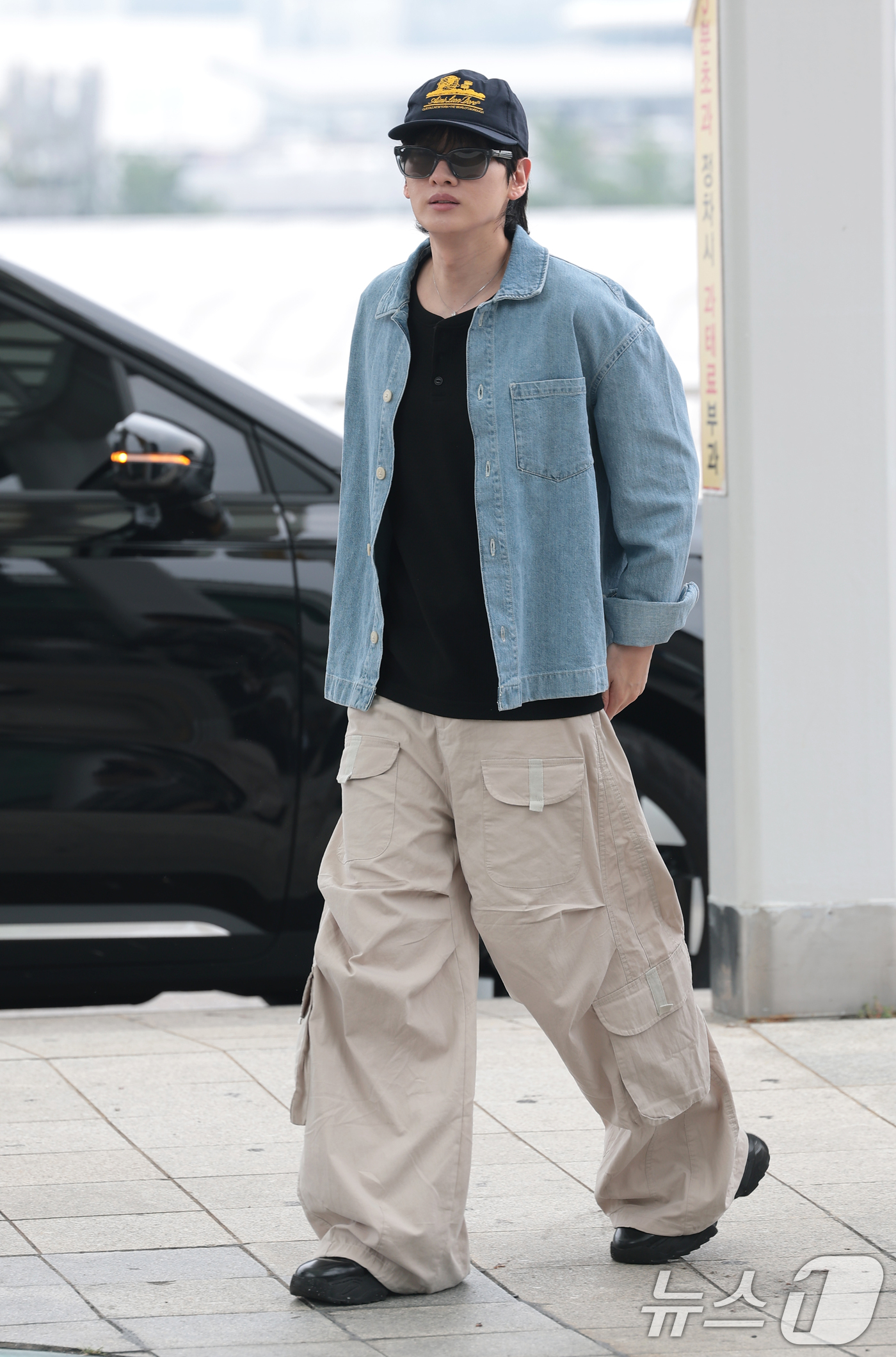 (인천공항=뉴스1) 권현진 기자 = 슈퍼주니어 은혁이 해외 일정을 위해 28일 인천국제공항을 통해 출국하고 있다. 2026.8.28/뉴스1