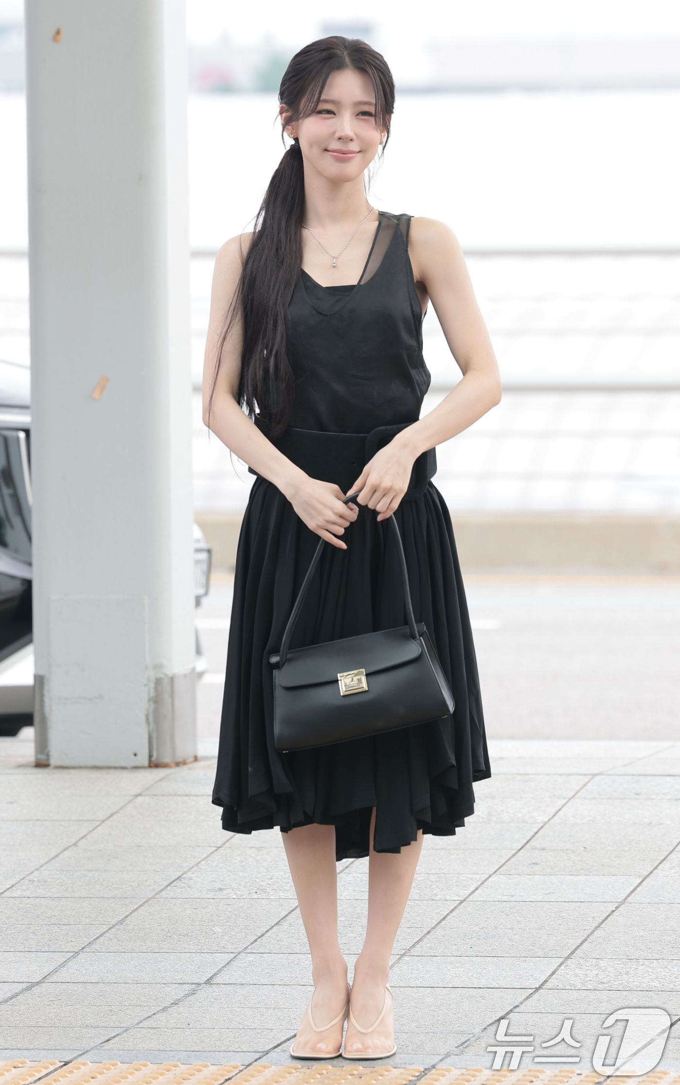 (인천공항=뉴스1) 권현진 기자 = (여자)아이들 미연이 해외 일정을 위해 28일 인천국제공항을 통해 마카오로 출국하기 전 인사를 하고 있다. 2026.8.28/뉴스1