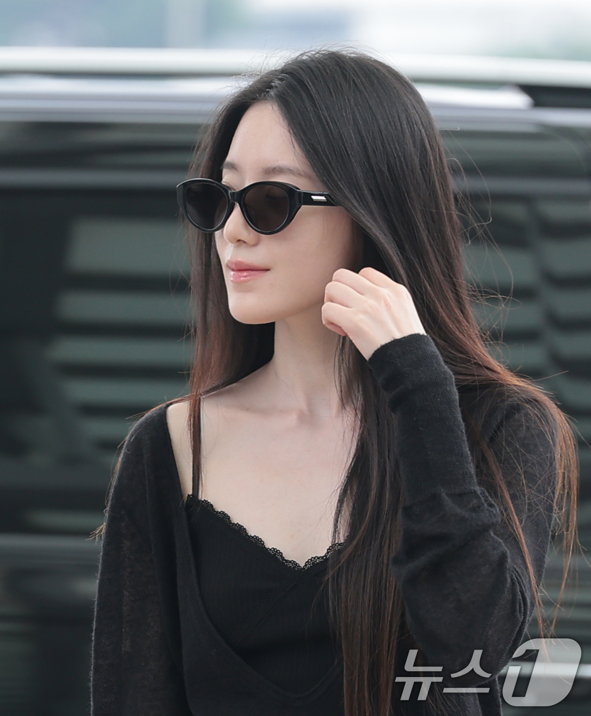 (인천공항=뉴스1) 권현진 기자 = 아이들 슈화가 해외 일정을 위해 28일 인천국제공항을 통해 마카오로 출국하며 인사를 하고 있다. 2026.8.28/뉴스1
