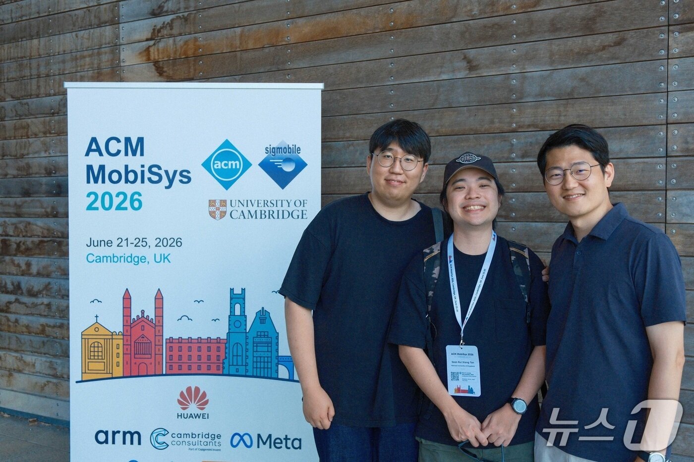 본문 이미지 - 윤종혁 KAIST 박사과정생(왼쪽), 션 탄 루이 시앙 싱가포르국립대학교 연구원(가운데), 한준 KAIST 교수(KAIST 제공) /뉴스1