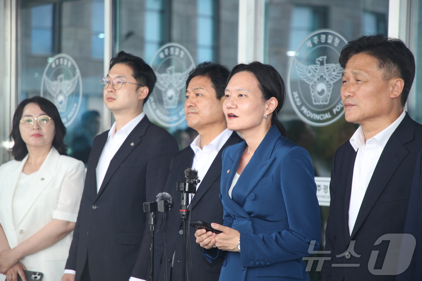 본문 이미지 - 더불어민주당 소속 김영진 국회 행정안전위원장, 김남희·이해식 경찰개혁추진단 공동단장, 이주희·김동아 위원이 28일 제주경찰청을 방문, 제주 실종신고 허위 종결 사건과 관련해 고평기 청장과 면담을 가진 후 언론브리핑을 갖고 있다. 2026.8.28 ⓒ 뉴스1 강승남 기자