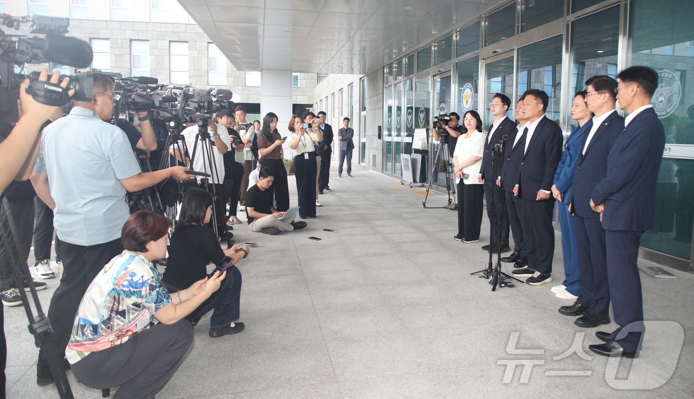 (제주=뉴스1) 강승남 기자 = 더불어민주당 소속 김영진 국회 행정안전위원장, 김남희·이해식 경찰개혁추진단 공동단장, 이주희·김동아 위원이 28일 제주경찰청을 방문, 제주 실종신고 …