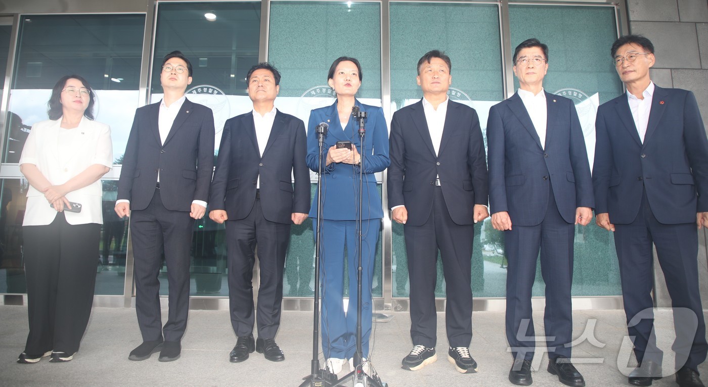 (제주=뉴스1) 강승남 기자 = 더불어민주당 소속 김영진 국회 행정안전위원장, 김남희·이해식 경찰개혁추진단 공동단장, 이주희·김동아 위원이 28일 제주경찰청을 방문, 제주 실종신고 …