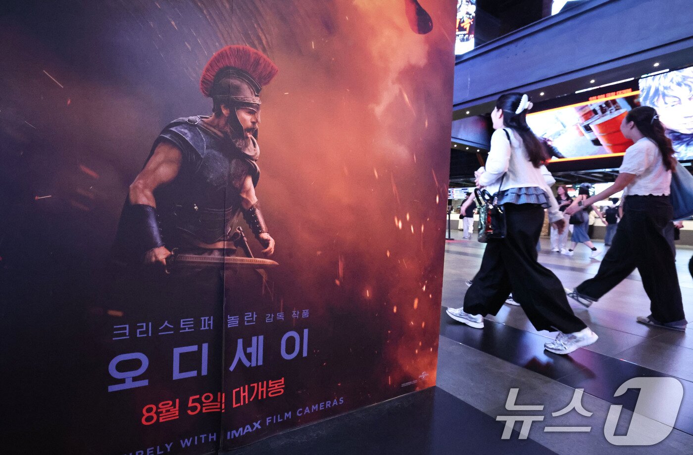 본문 이미지 - 영화 ‘오디세이’의 흥행으로 아이맥스(IMAX) 상영관 예매 수요가 급증하면서 암표 거래가 기승을 부리고 있다.  사진은 28일 서울 용산구 CGV 용산아이파크몰 모습. 2026.8.28 ⓒ 뉴스1 이종수 기자