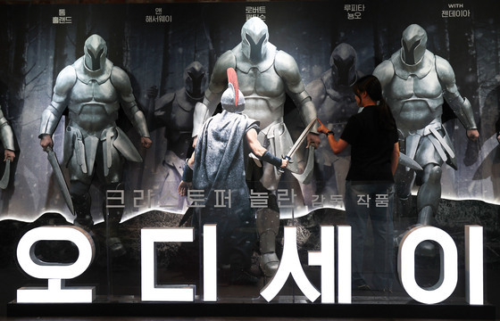 '오디세이' 800만 눈앞…IMAX 암표에 예매 제한