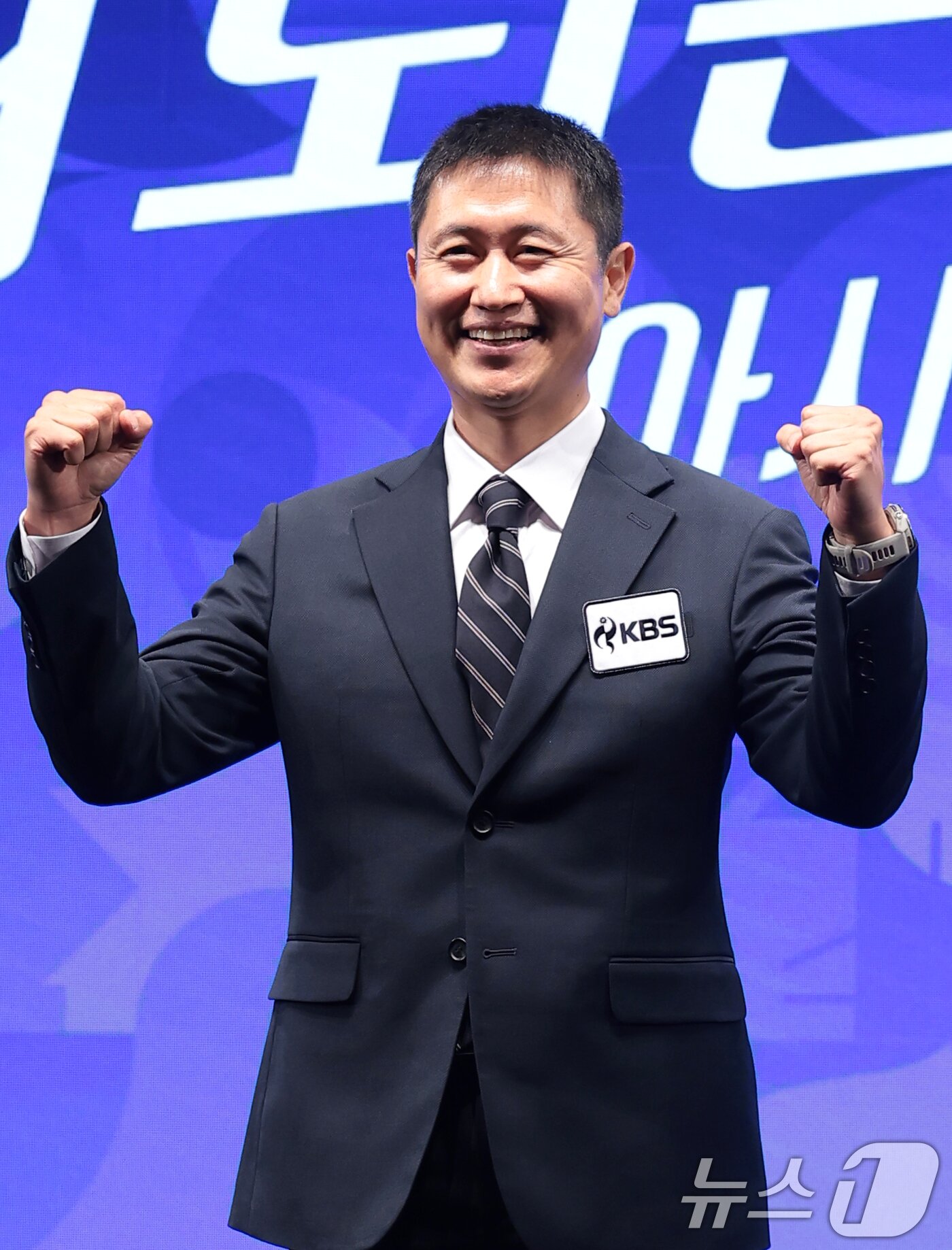 본문 이미지 - 이영표 해설위원이 28일 서울 여의도 KBS 아트홀에서 진행된 '2026 아이치-나고야 아시안게임' 제작발표회에 참석해 포즈를 취하고 있다. 2026.8.28 ⓒ 뉴스1 권현진 기자