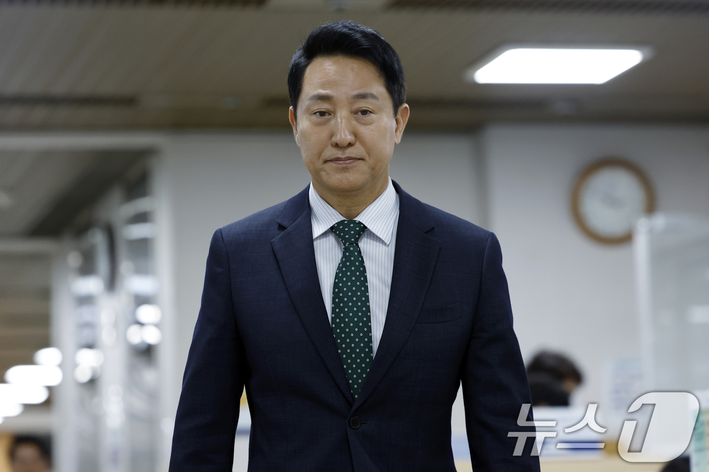 (서울=뉴스1) 박정호 기자 = 오세훈 서울시장이 28일 오후 서울 서초구 서울중앙지방법원에서 열린 정치자금법위반 혐의 항소심 공판에 출석하고 있다. 2026.8.28/뉴스1