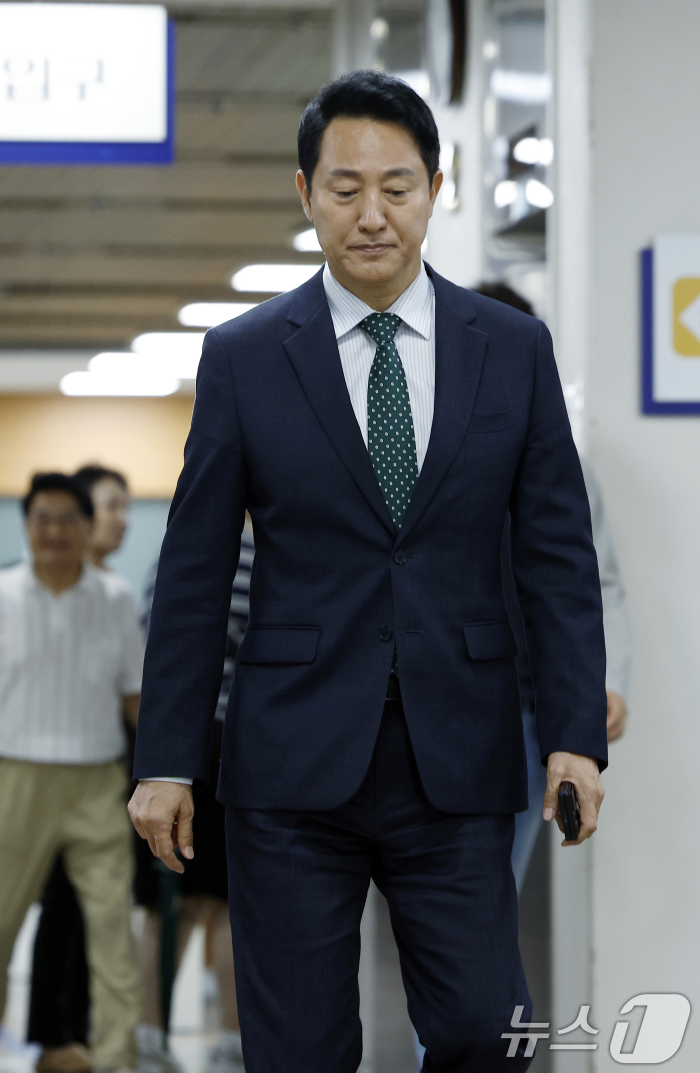 (서울=뉴스1) 박정호 기자 = 오세훈 서울시장이 28일 오후 서울 서초구 서울중앙지방법원에서 열린 정치자금법위반 혐의 항소심 공판에 출석하고 있다. 2026.8.28/뉴스1