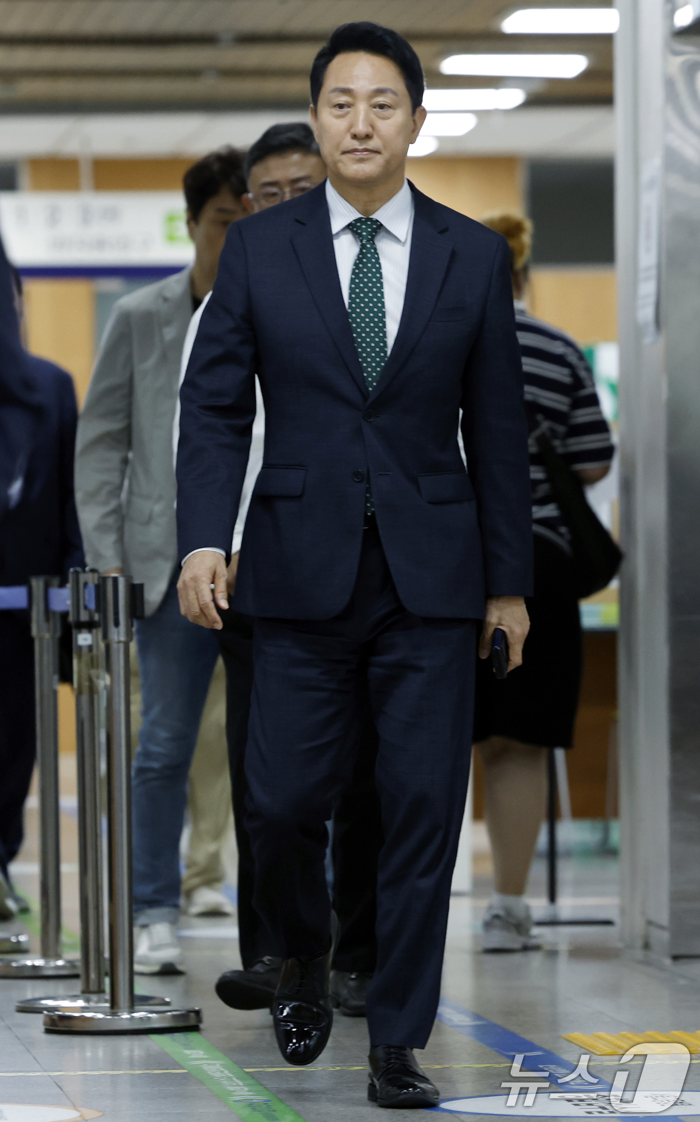(서울=뉴스1) 박정호 기자 = 오세훈 서울시장이 28일 오후 서울 서초구 서울중앙지방법원에서 열린 정치자금법위반 혐의 항소심 공판에 출석하고 있다. 2026.8.28/뉴스1