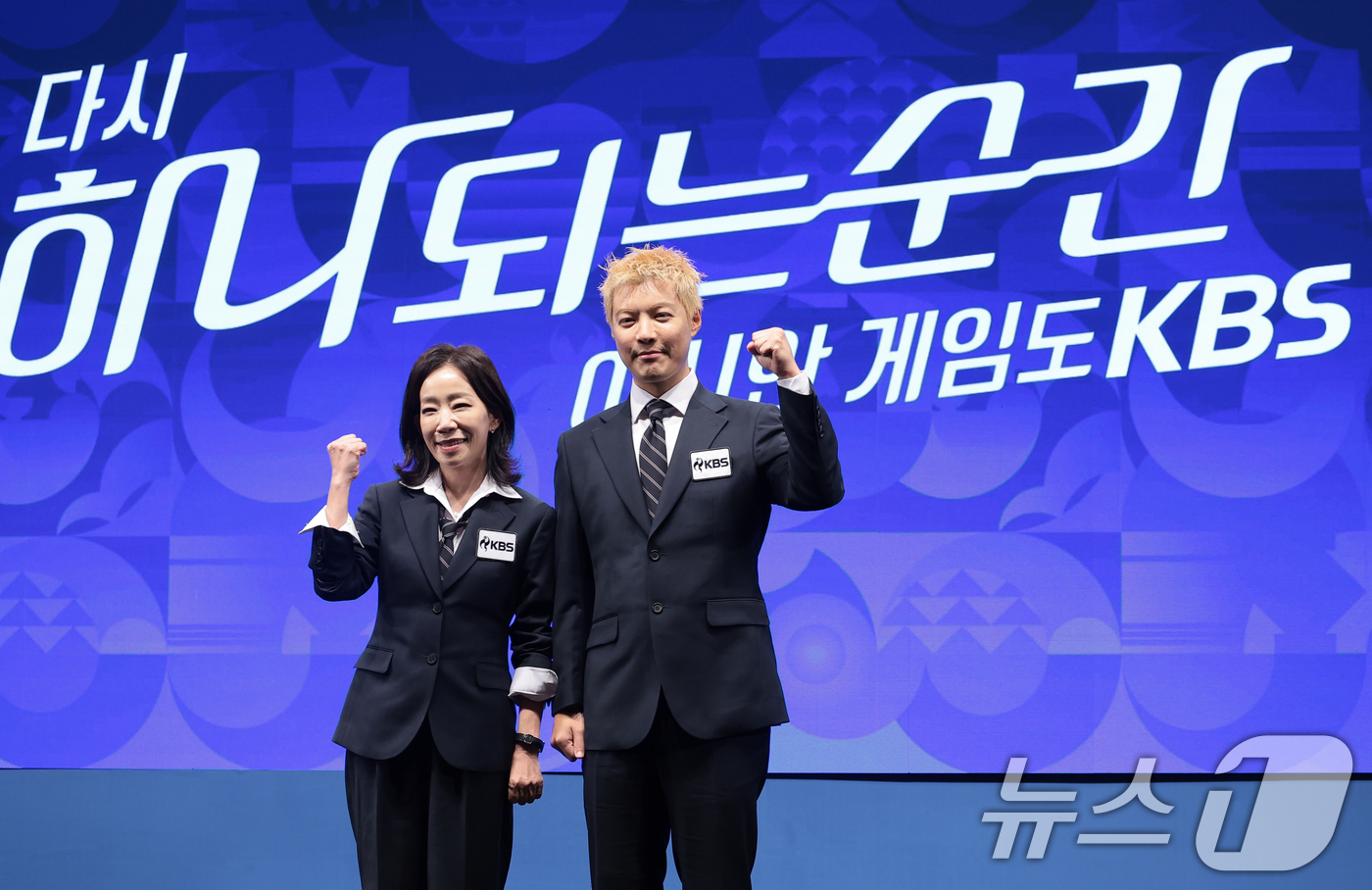 (서울=뉴스1) 권현진 기자 = 김문정 음악감독과 방송인 감남이 28일 서울 여의도 KBS 아트홀에서 진행된 '2026 아이치-나고야 아시안게임' 제작발표회에 참석해 포즈를 취하고 …