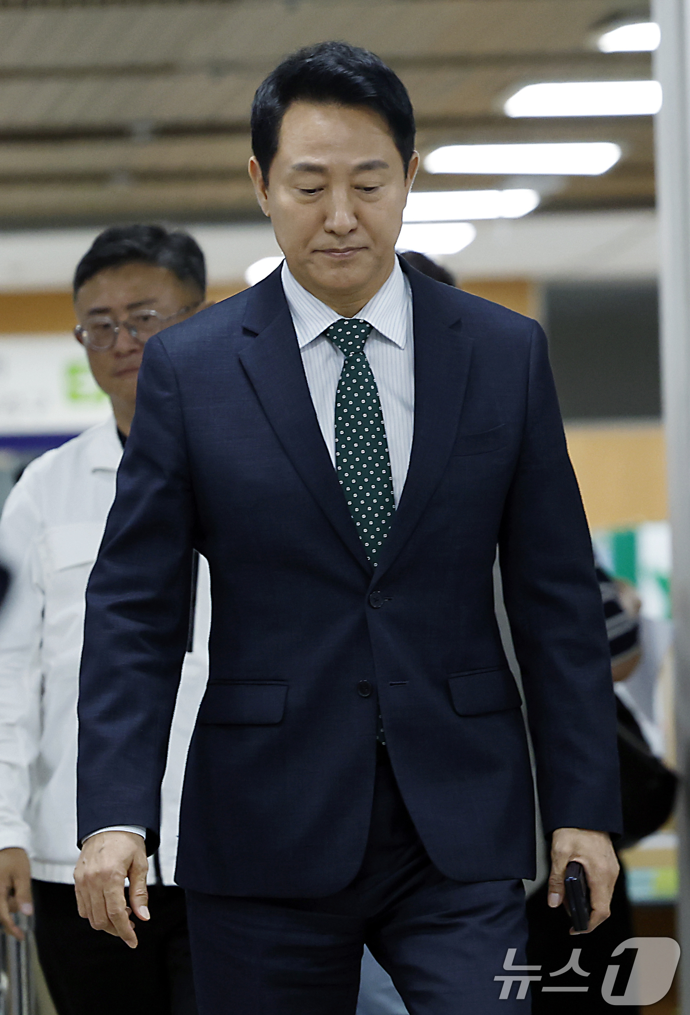 (서울=뉴스1) 박정호 기자 = 오세훈 서울시장이 28일 오후 서울 서초구 서울중앙지방법원에서 열린 정치자금법위반 혐의 항소심 공판에 출석하고 있다. 2026.8.28/뉴스1