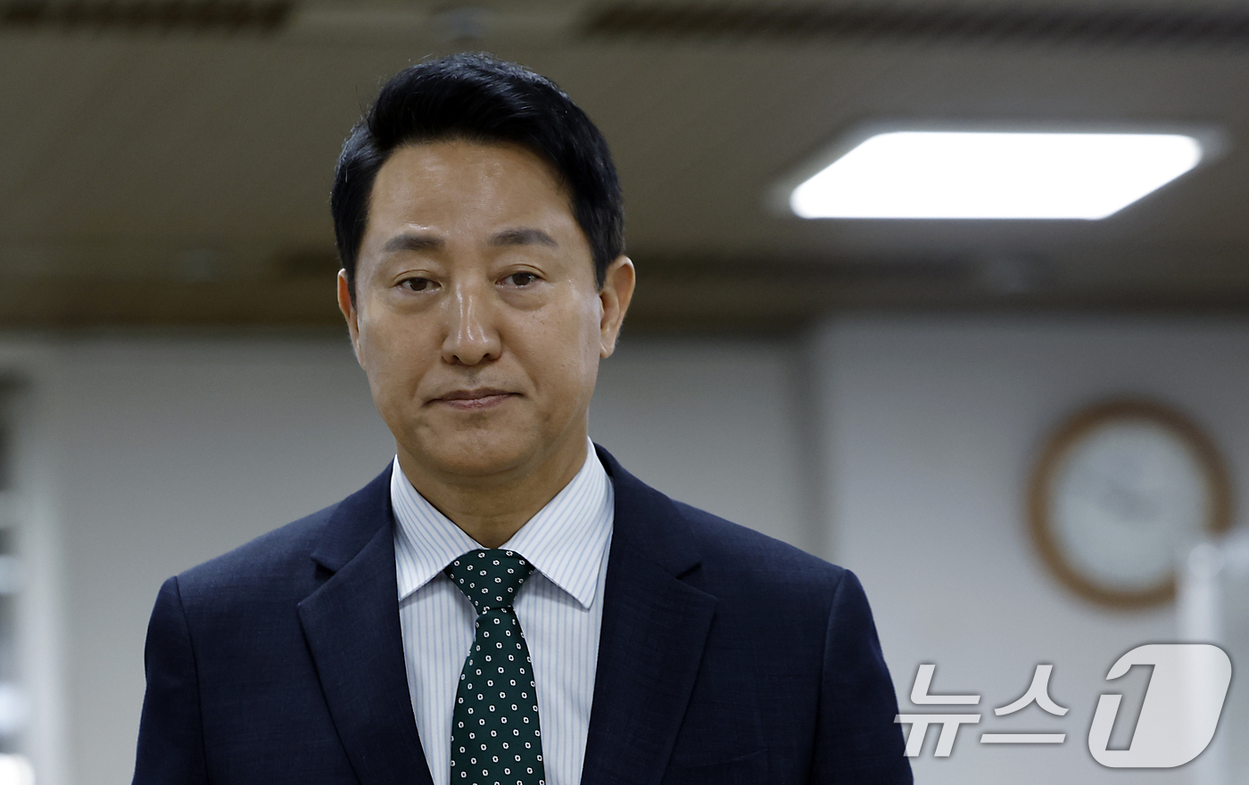 (서울=뉴스1) 박정호 기자 = 오세훈 서울시장이 28일 오후 서울 서초구 서울중앙지방법원에서 열린 정치자금법위반 혐의 항소심 공판에 출석하고 있다. 2026.8.28/뉴스1
