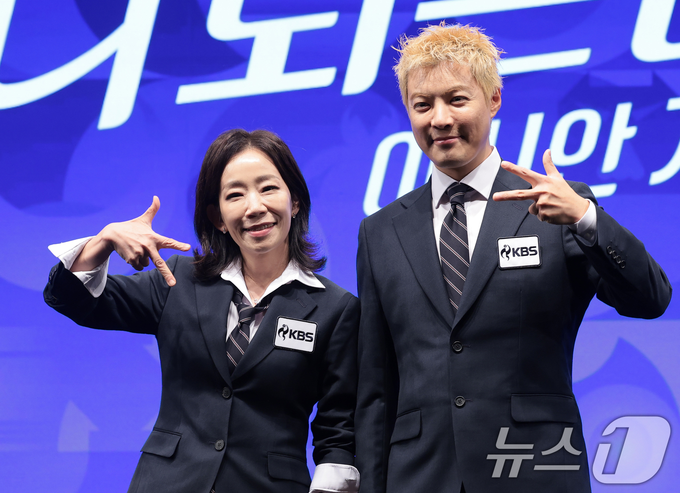 (서울=뉴스1) 권현진 기자 = 김문정 음악감독과 방송인 감남(오른쪽)이 28일 서울 여의도 KBS 아트홀에서 진행된 '2026 아이치-나고야 아시안게임' 제작발표회에 참석해 포즈 …