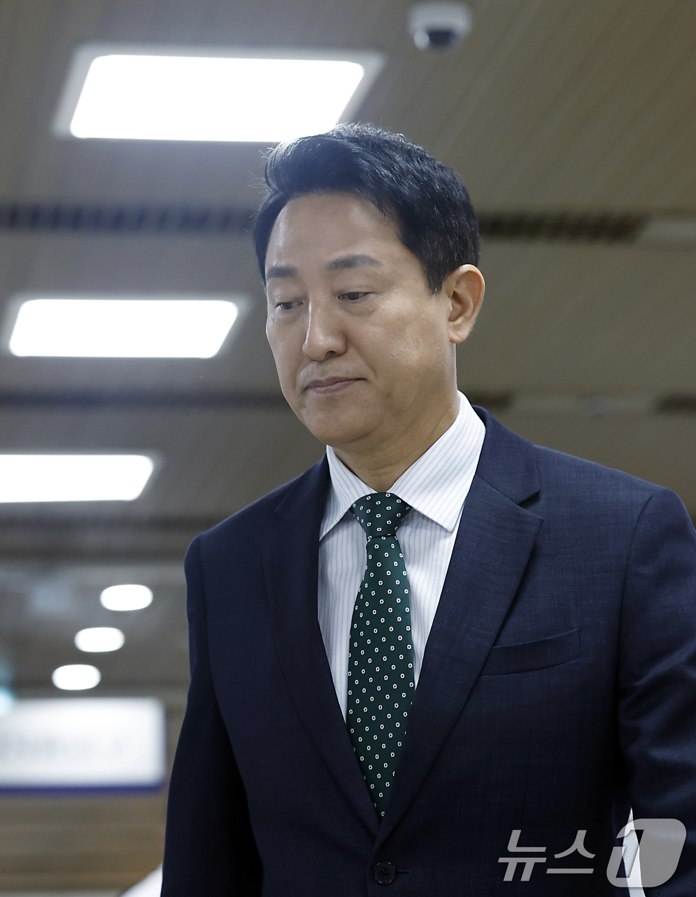 (서울=뉴스1) 박정호 기자 = 오세훈 서울시장이 28일 오후 서울 서초구 서울중앙지방법원에서 열린 정치자금법위반 혐의 항소심 공판에 출석하고 있다. 2026.8.28/뉴스1