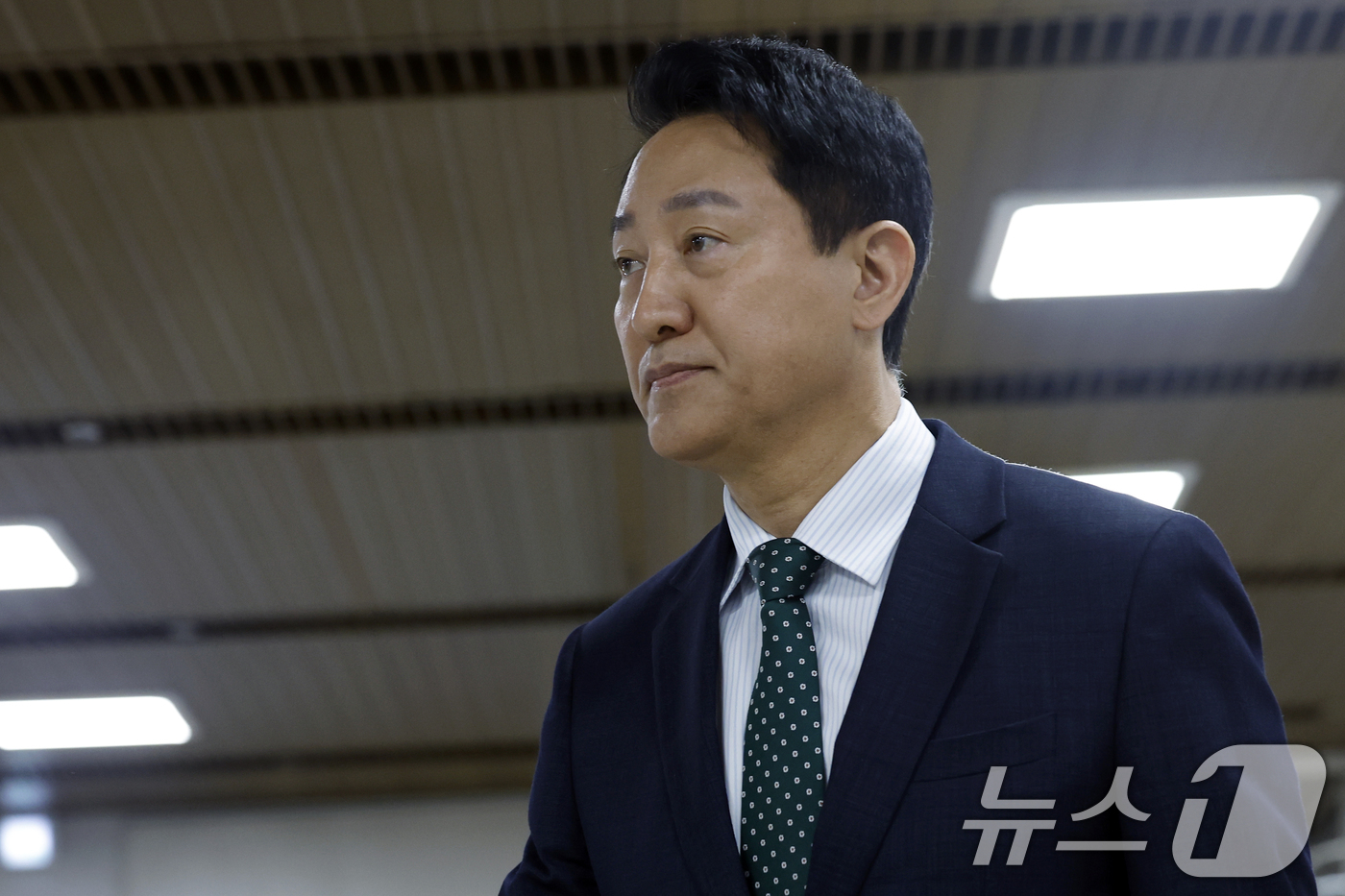 (서울=뉴스1) 박정호 기자 = 오세훈 서울시장이 28일 오후 서울 서초구 서울중앙지방법원에서 열린 정치자금법위반 혐의 항소심 공판에 출석하고 있다. 2026.8.28/뉴스1