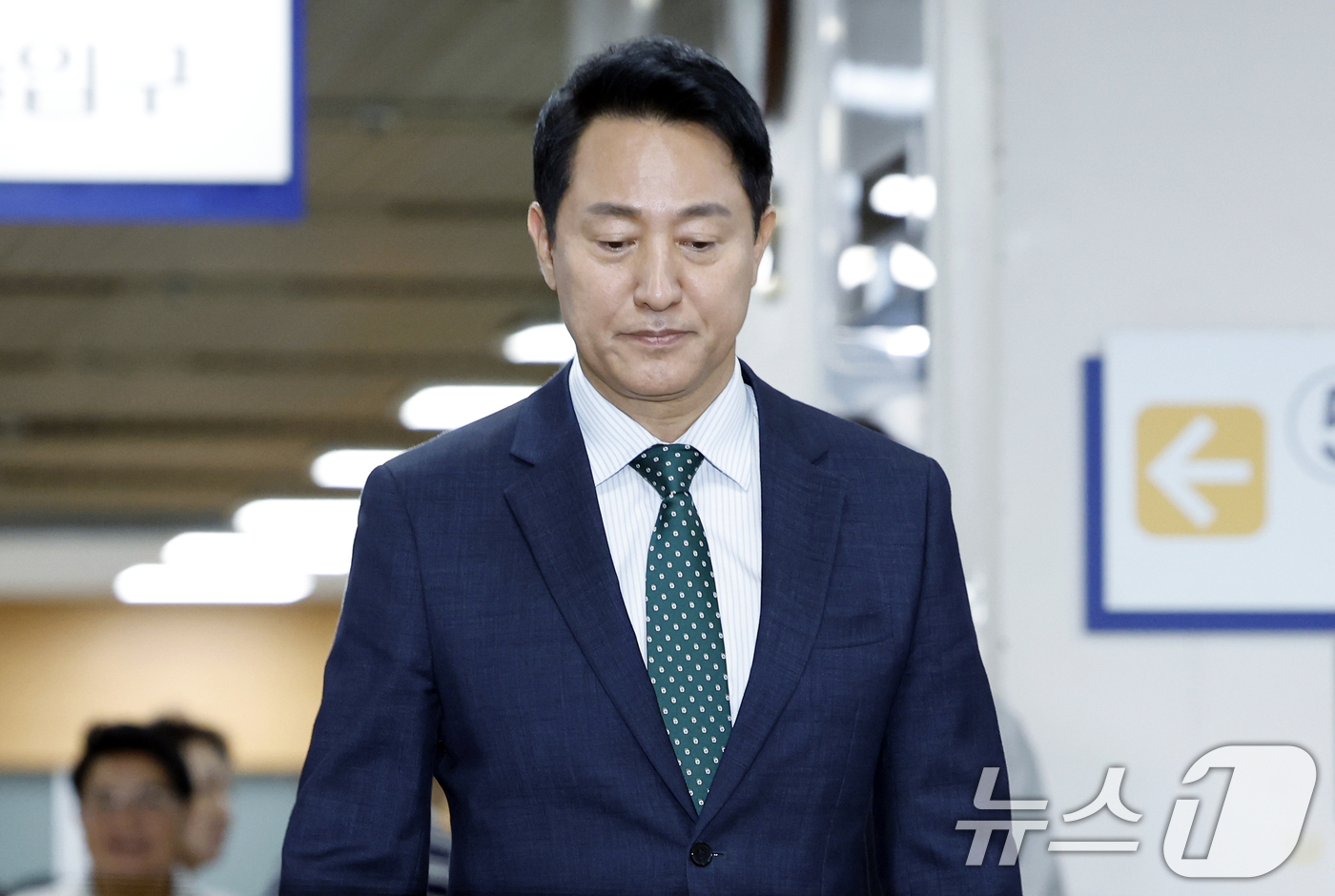 (서울=뉴스1) 박정호 기자 = 오세훈 서울시장이 28일 오후 서울 서초구 서울중앙지방법원에서 열린 정치자금법위반 혐의 항소심 공판에 출석하고 있다. 2026.8.28/뉴스1