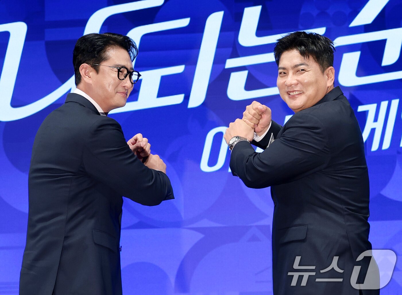 본문 이미지 - 박용택, 김태균 야구 해설위원(오른쪽)이 28일 서울 여의도 KBS 아트홀에서 진행된 '2026 아이치-나고야 아시안게임' 제작발표회에 참석해 포즈를 취하고 있다. 2026.8.28 ⓒ 뉴스1 권현진 기자