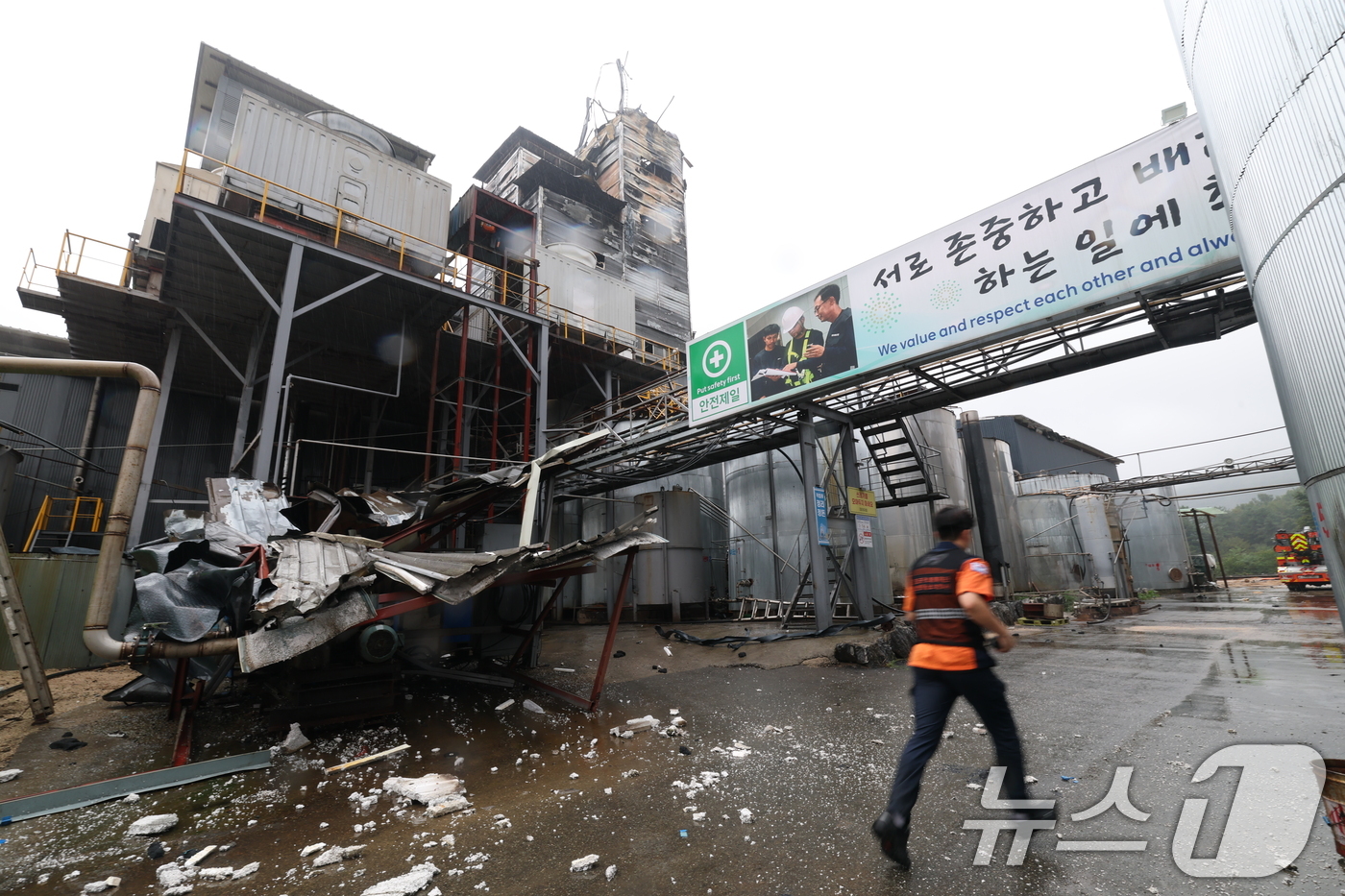 (천안=뉴스1) 김영운 기자 = 28일 충남 천안시 동남구 성남면의 한 페인트 원료 제조 공장에서 폭발과 함께 불이 나 화재 현장이 검게 그을려 있다. 2026.8.28/뉴스1
