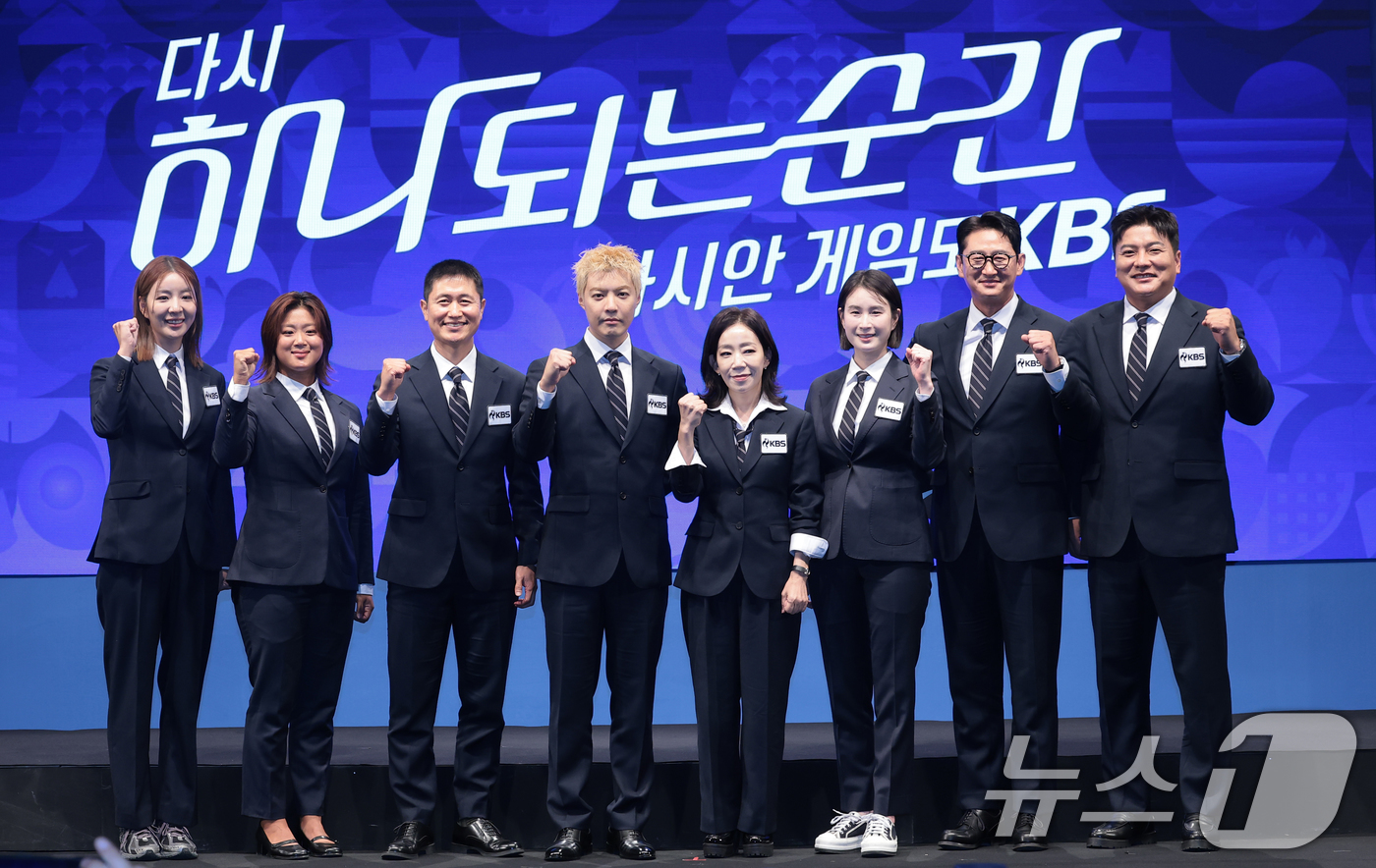 (서울=뉴스1) 권현진 기자 = 해설위원 장수영(배드민턴), 정유인(수영), 이영표(축구), 강남, 김문정 음악감독, 기보배(양궁), 박용택(야구), 김태균 해설 위원이 28일 서 …