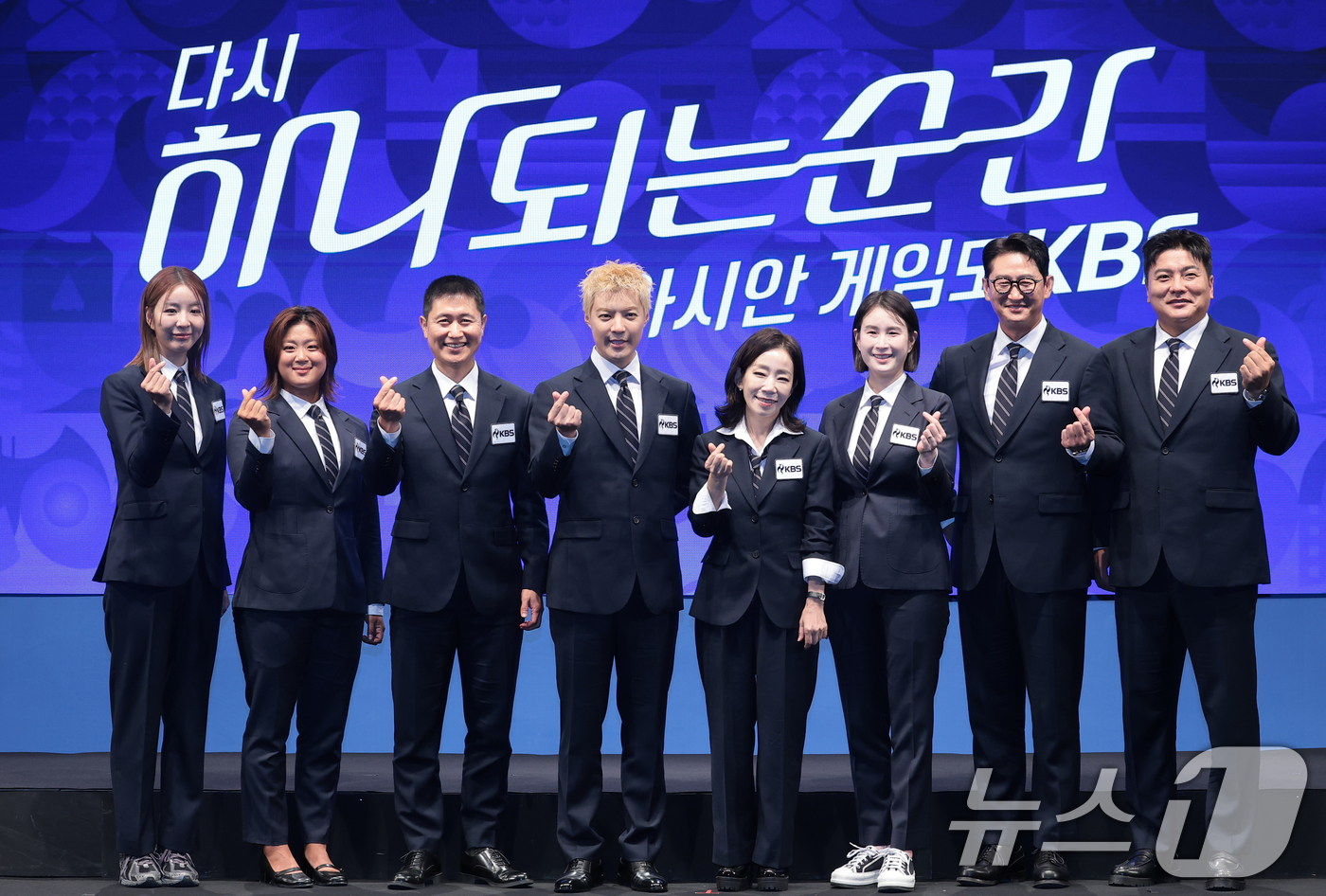 (서울=뉴스1) 권현진 기자 = 해설위원 장수영(배드민턴), 정유인(수영), 이영표(축구), 강남, 김문정 음악감독, 기보배(양궁), 박용택(야구), 김태균 해설 위원이 28일 서 …
