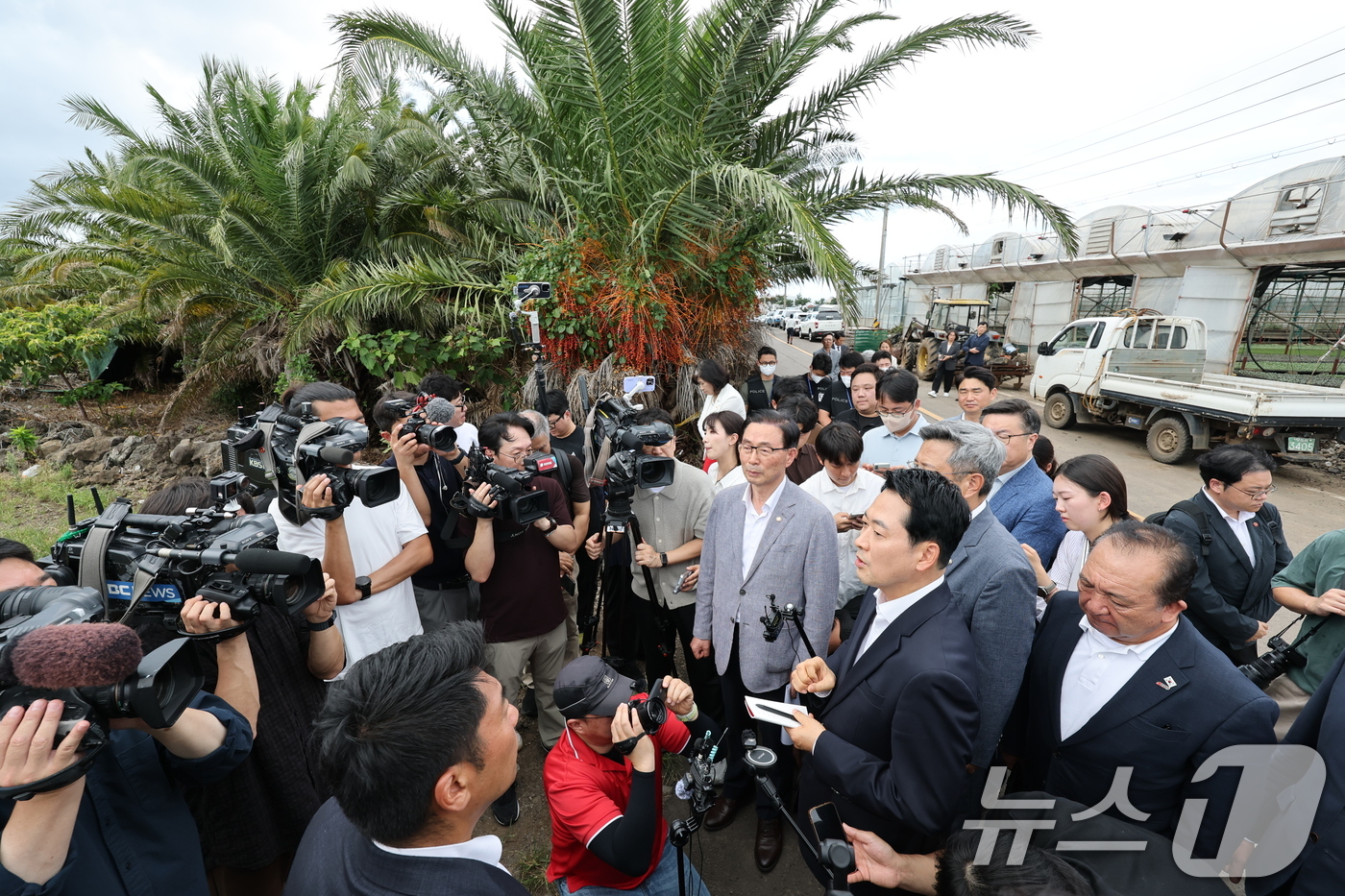 (제주=뉴스1) 안은나 기자 = 장동혁 국민의힘 대표가 28일 제주시 한림읍을 찾아 실종신고 허위 종결 사건 피해자 장 모씨의 시신이 발견된 야자수숲 현장을 살펴보고 있다. 202 …