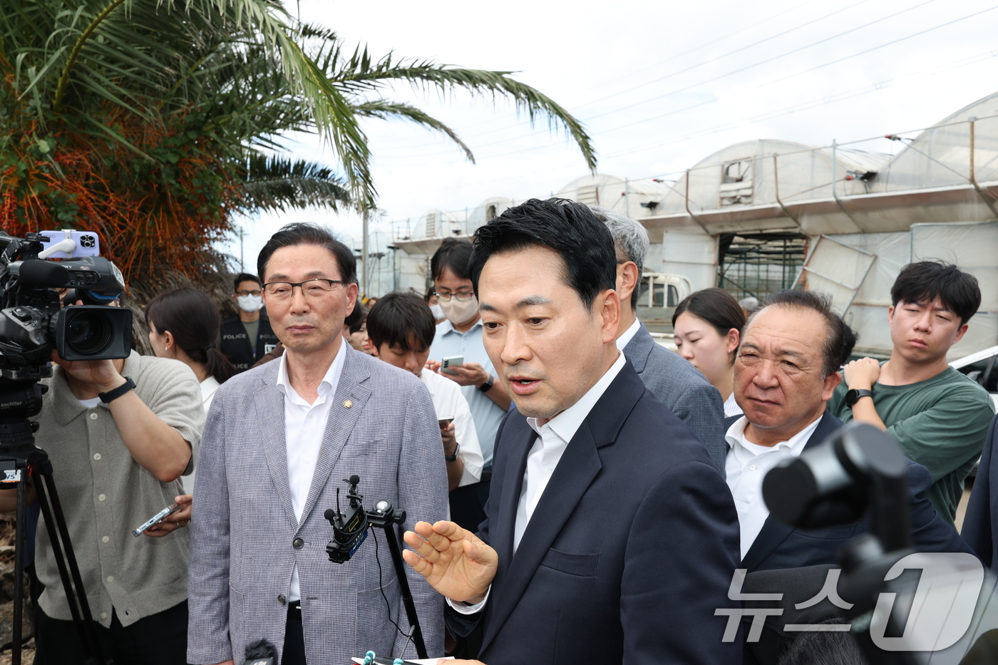 (제주=뉴스1) 안은나 기자 = 장동혁 국민의힘 대표가 28일 제주시 한림읍을 찾아 실종신고 허위 종결 사건 피해자 장 모씨의 시신이 발견된 야자수숲 현장을 살펴보고 있다. 202 …