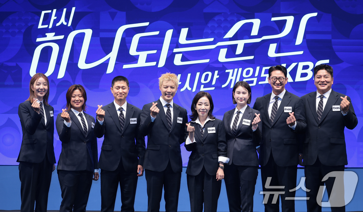 (서울=뉴스1) 권현진 기자 = 해설위원 장수영(배드민턴), 정유인(수영), 이영표(축구), 강남, 김문정 음악감독, 기보배(양궁), 박용택(야구), 김태균 해설 위원이 28일 서 …