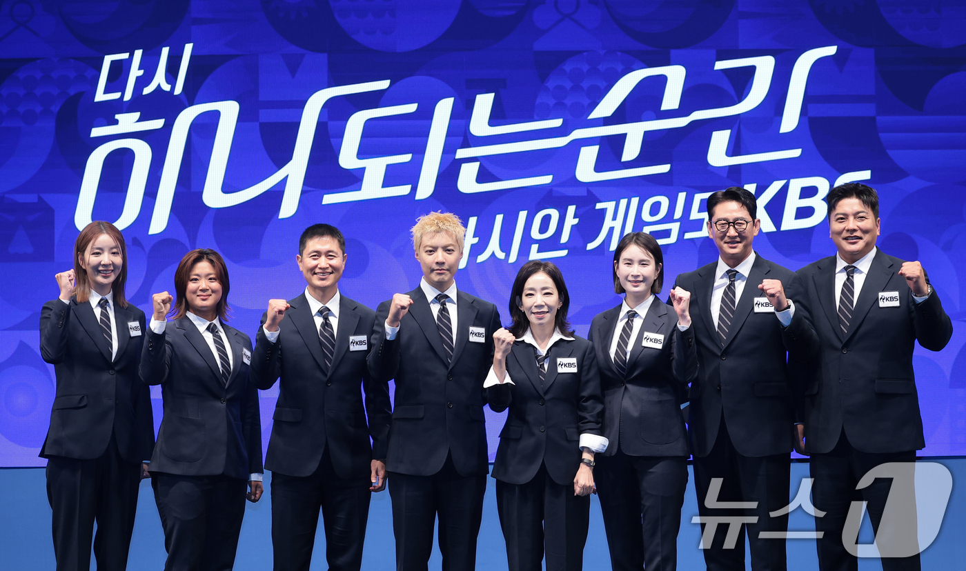 (서울=뉴스1) 권현진 기자 = 해설위원 장수영(배드민턴), 정유인(수영), 이영표(축구), 강남, 김문정 음악감독, 기보배(양궁), 박용택(야구), 김태균 해설 위원이 28일 서 …