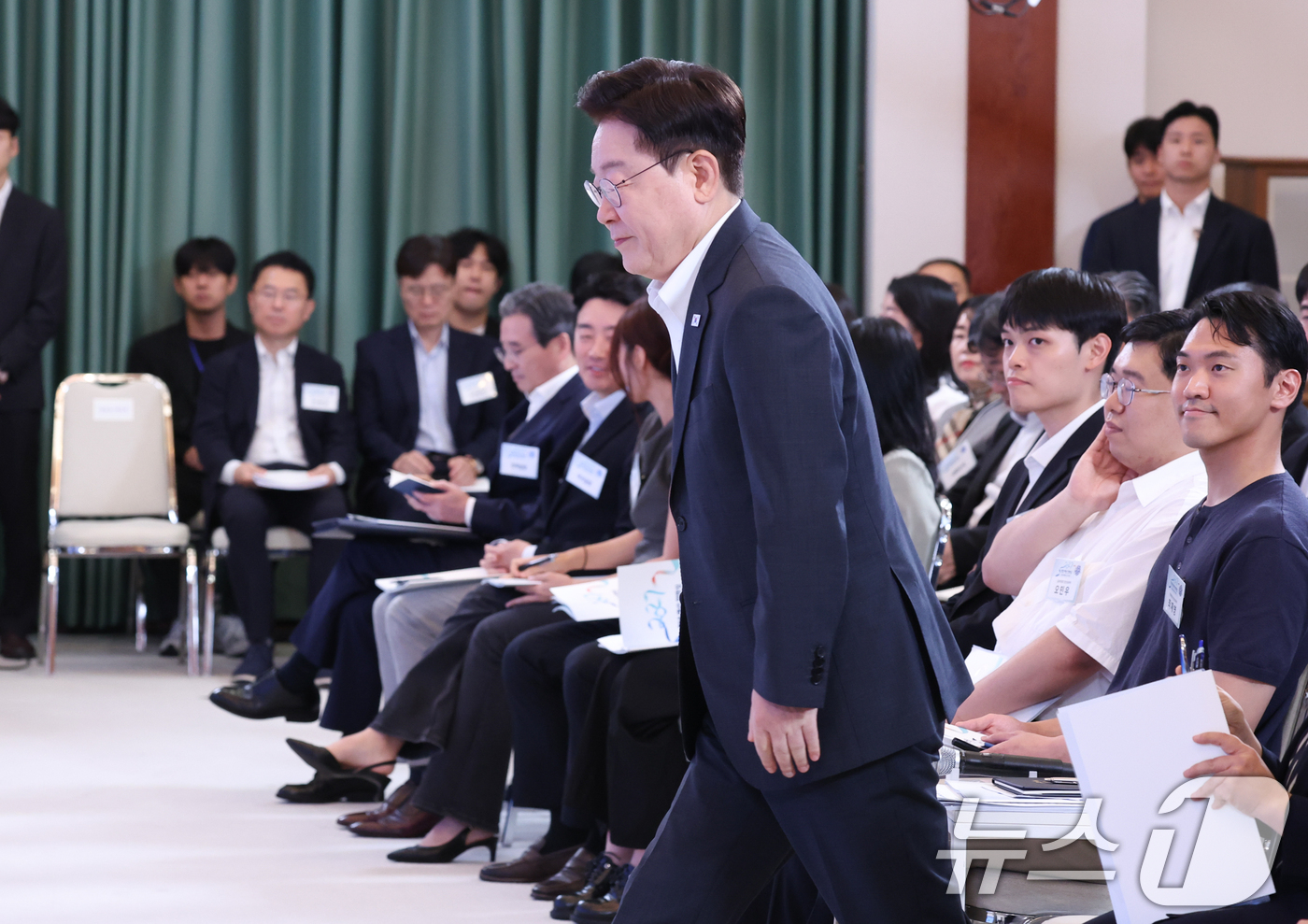 (서울=뉴스1) 허경 기자 = 이재명 대통령이 28일 청와대에서 열린 청년 예산 언박싱 2027에서 발언을 하기 위해 단상으로 향하고 있다. (청와대통신사진기자단) 2026.8.2 …