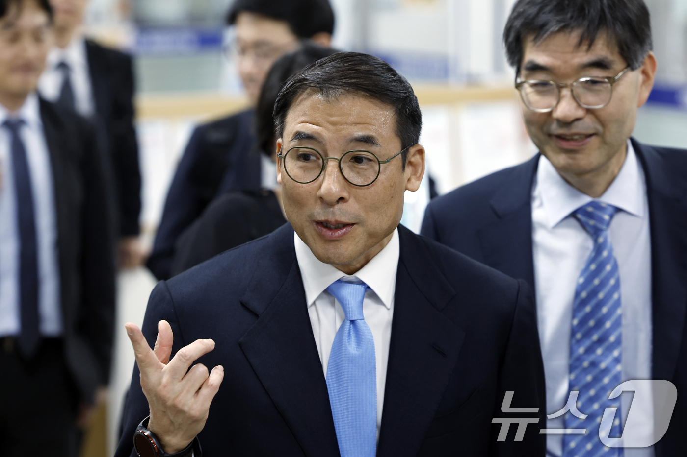 (서울=뉴스1) 박정호 기자 = 조현문 전 효성그룹 부사장이 28일 오후 서울 서초구 서울중앙지법에서 열린 강요미수 혐의 사건 공판에 출석하고 있다. 2026.8.28/뉴스1