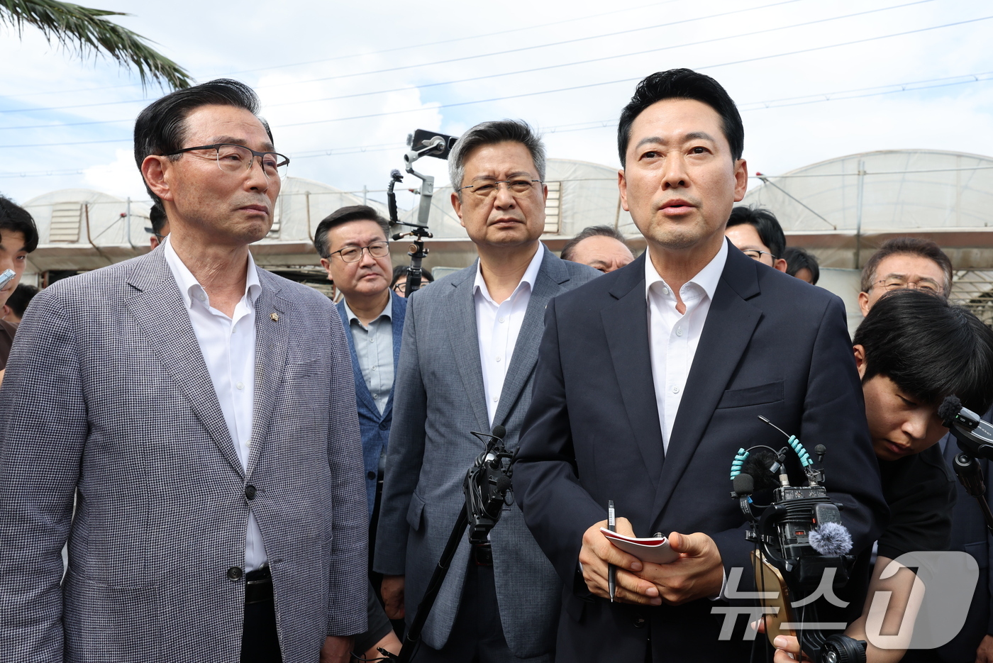 (제주=뉴스1) 안은나 기자 = 장동혁 국민의힘 대표가 28일 제주시 한림읍을 찾아 실종신고 허위 종결 사건 피해자 장 모씨의 시신이 발견된 야자수숲 현장을 살펴보고 있다. 202 …