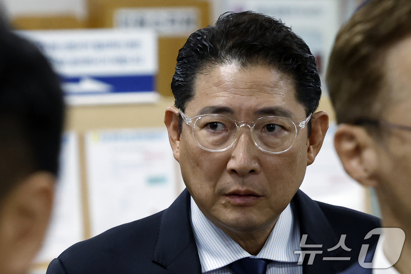 (서울=뉴스1) 박정호 기자 = 조현준 효성그룹 회장이 28일 오후 서울 서초구 서울중앙지법에서 열린 조현문 전 효성그룹 부사장의 강요미수 혐의 사건 공판에 증인으로 출석하고 있다 …
