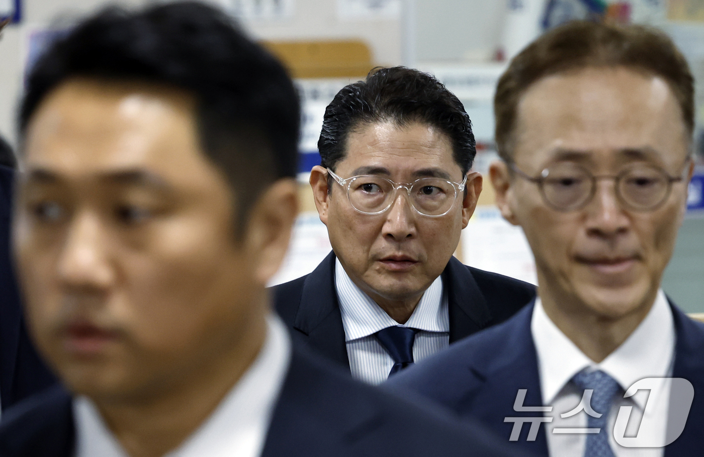 (서울=뉴스1) 박정호 기자 = 조현준 효성그룹 회장(가운데)이 28일 오후 서울 서초구 서울중앙지법에서 열린 조현문 전 효성그룹 부사장의 강요미수 혐의 사건 공판에 증인으로 출석 …