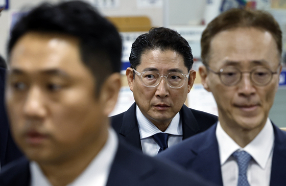 관계자들 사이 얼굴 보인 조현준 회장