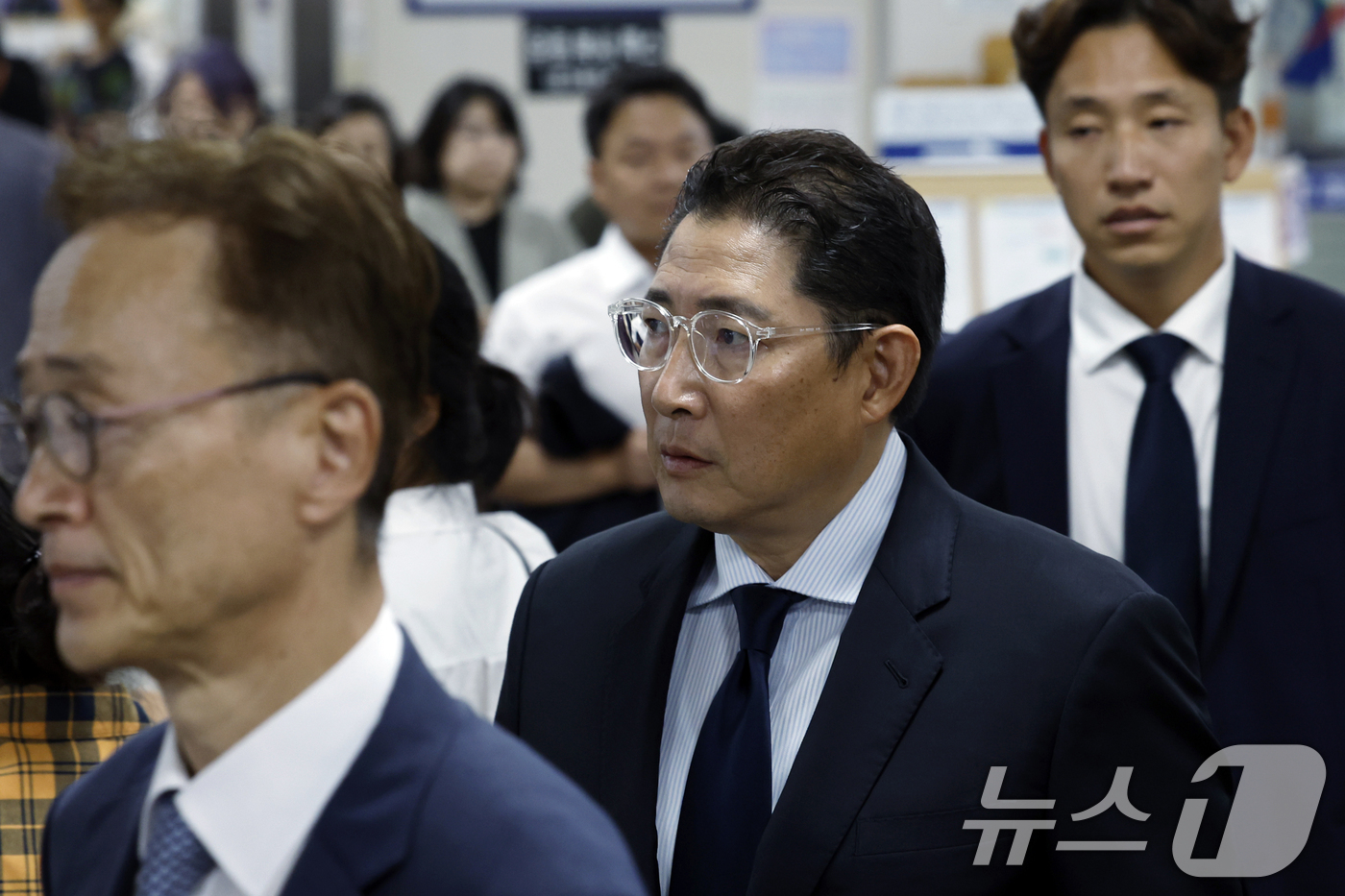 (서울=뉴스1) 박정호 기자 = 조현준 효성그룹 회장(가운데)이 28일 오후 서울 서초구 서울중앙지법에서 열린 조현문 전 효성그룹 부사장의 강요미수 혐의 사건 공판에 증인으로 출석 …