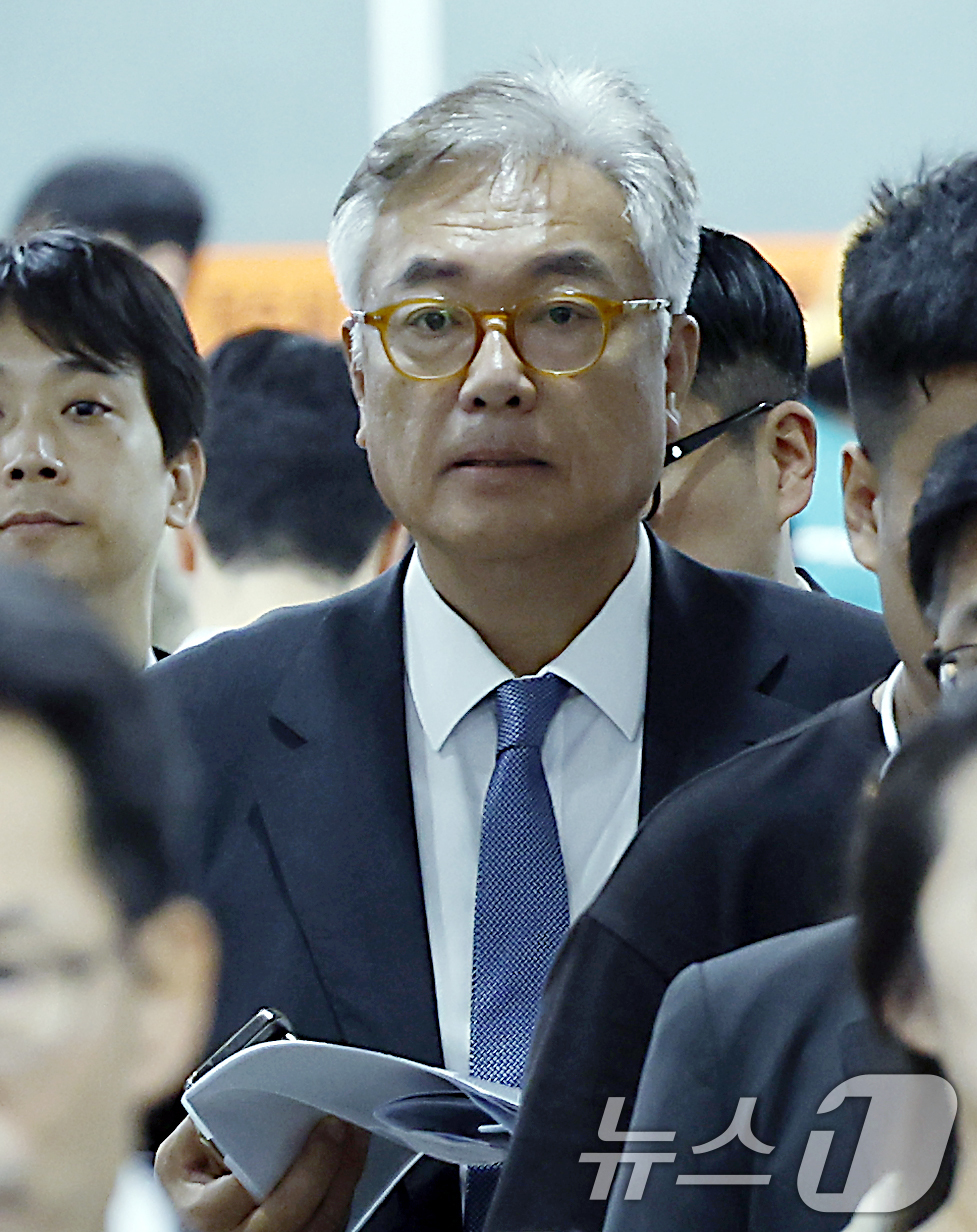 (서울=뉴스1) 박정호 기자 = 정진석 전 대통령 비서실장이 28일 서울 서초구 중앙지방법원에서 열린 '헌법재판관 미임명' 관련 직권남용 권리행사방해 등 오후 공판에 출석하고 있다 …