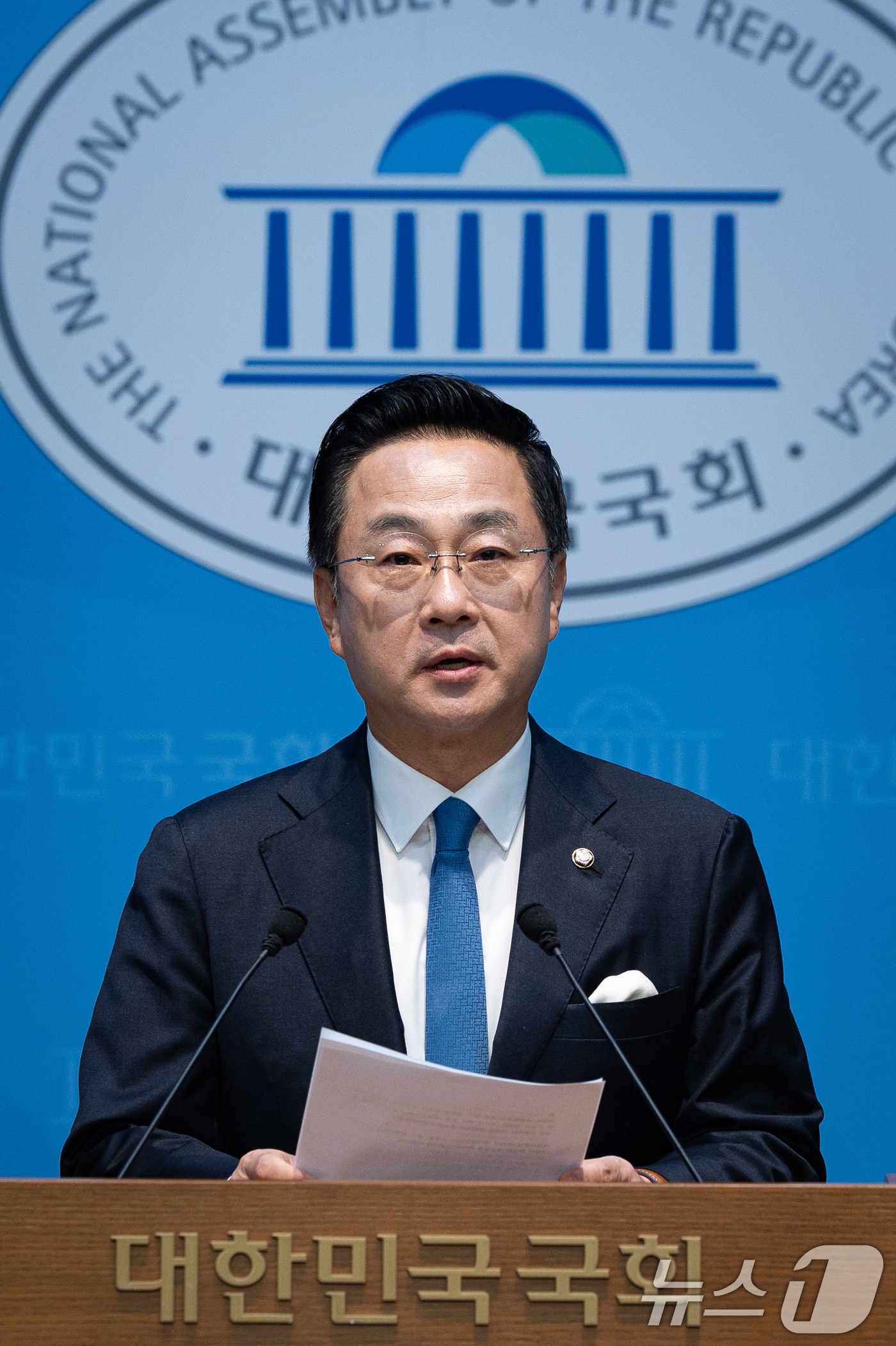 (서울=뉴스1) 유승관 기자 = 박성준 더불어민주당 수석대변인이 28일 서울 여의도 국회 소통관에서 청와대의 대법관 재제청 요청 관련 브리핑을 하고 있다. 2026.8.28/뉴스1 …