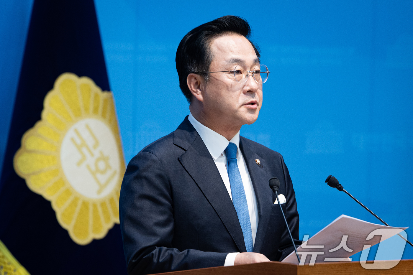 (서울=뉴스1) 유승관 기자 = 박성준 더불어민주당 수석대변인이 28일 서울 여의도 국회 소통관에서 청와대의 대법관 재제청 요청 관련 브리핑을 하고 있다. 2026.8.28/뉴스1 …