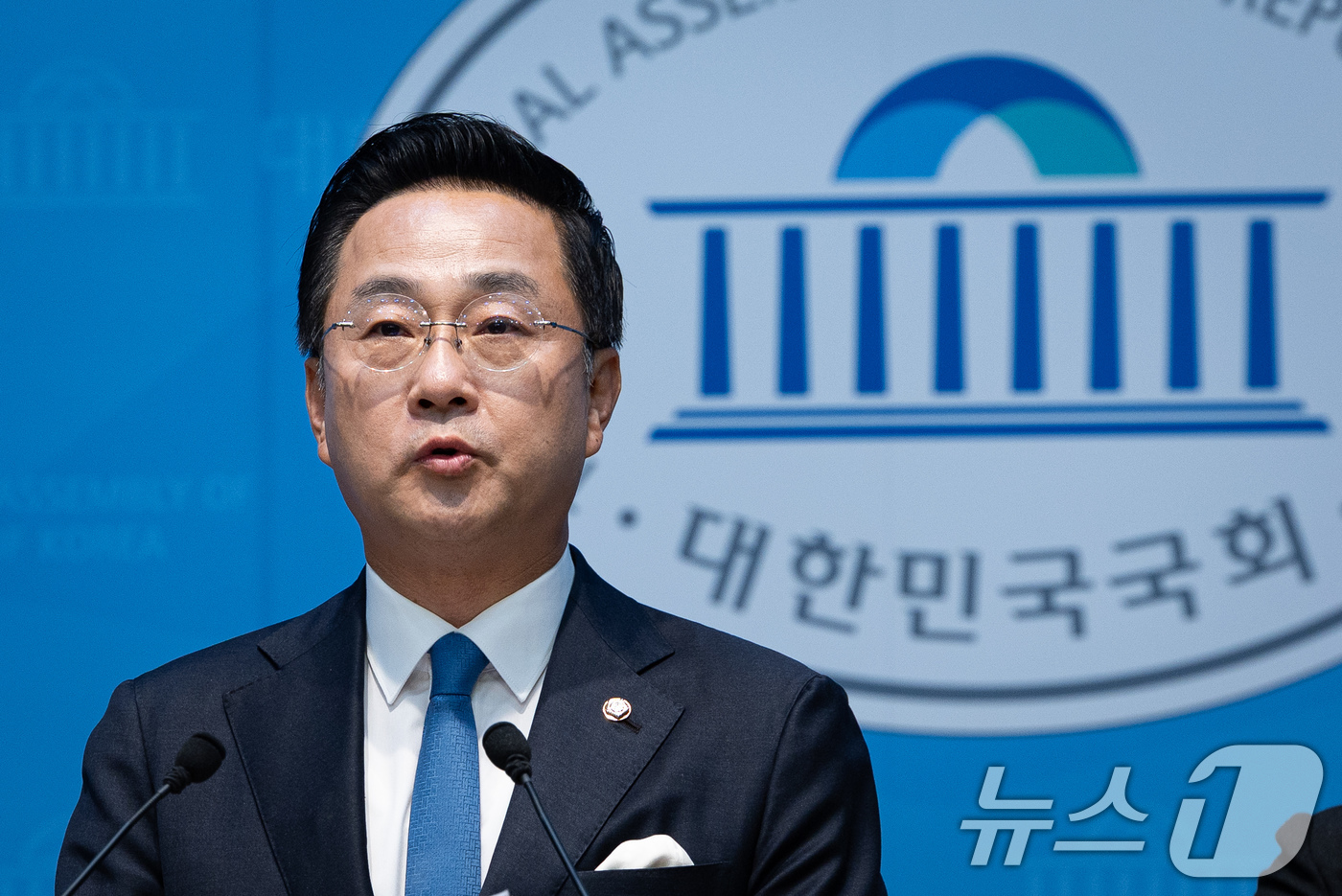(서울=뉴스1) 유승관 기자 = 박성준 더불어민주당 수석대변인이 28일 서울 여의도 국회 소통관에서 청와대의 대법관 재제청 요청 관련 브리핑을 하고 있다. 2026.8.28/뉴스1 …