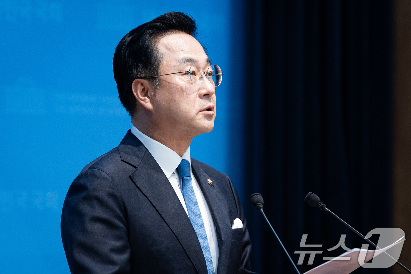 (서울=뉴스1) 유승관 기자 = 박성준 더불어민주당 수석대변인이 28일 서울 여의도 국회 소통관에서 청와대의 대법관 재제청 요청 관련 브리핑을 하고 있다. 2026.8.28/뉴스1 …