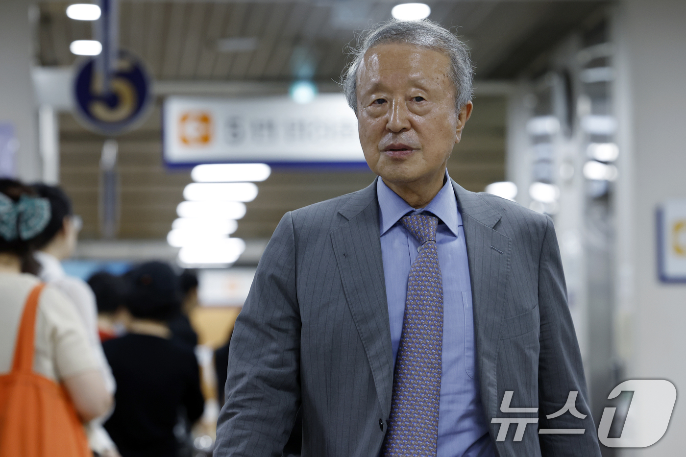 (서울=뉴스1) 박정호 기자 = 배임 혐의로 1심에서 유죄를 선고받은 홍원식 전 남양유업 회장이 28일 오후 서울 서초구 서울중앙지방법원에서 열린 특정경제범죄가중처벌법 위반(배임) …