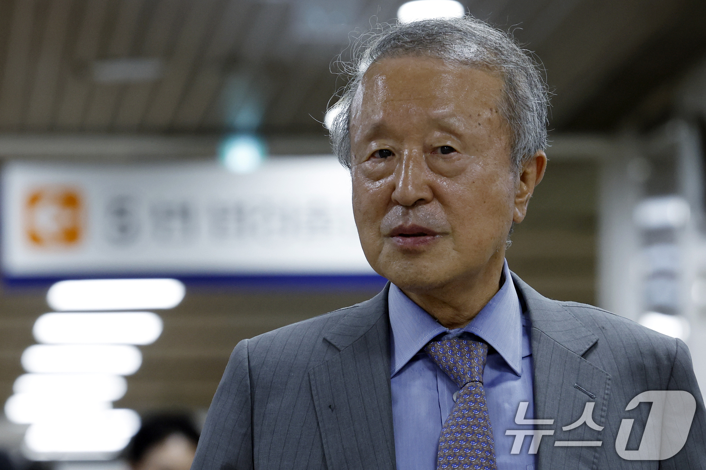 (서울=뉴스1) 박정호 기자 = 배임 혐의로 1심에서 유죄를 선고받은 홍원식 전 남양유업 회장이 28일 오후 서울 서초구 서울중앙지방법원에서 열린 특정경제범죄가중처벌법 위반(배임) …