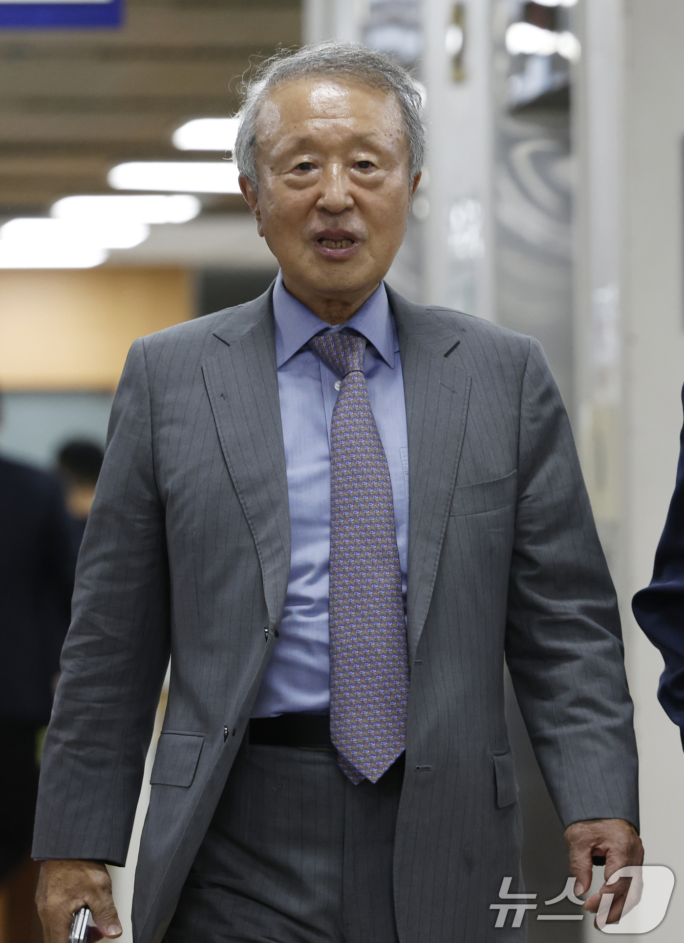 (서울=뉴스1) 박정호 기자 = 배임 혐의로 1심에서 유죄를 선고받은 홍원식 전 남양유업 회장이 28일 오후 서울 서초구 서울중앙지방법원에서 열린 특정경제범죄가중처벌법 위반(배임) …