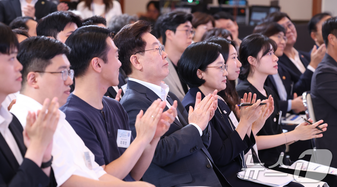 (서울=뉴스1) 허경 기자 = 이재명 대통령이 28일 청와대에서 열린 청년 예산 언박싱 2027에서 부처별 발표에 박수를 치고 있다. (청와대통신사진기자단) 2026.8.28/뉴스 …